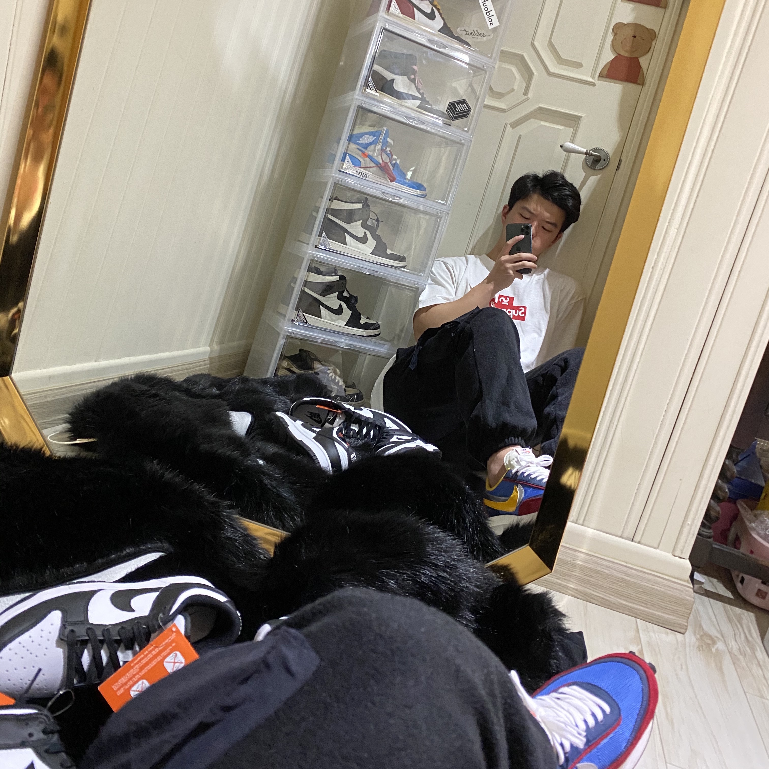 Nike x Sacai LDWaffle Blue Multi, Jordan 1 x Travis Scott Retro High OG SP Mocha 착용 스타일