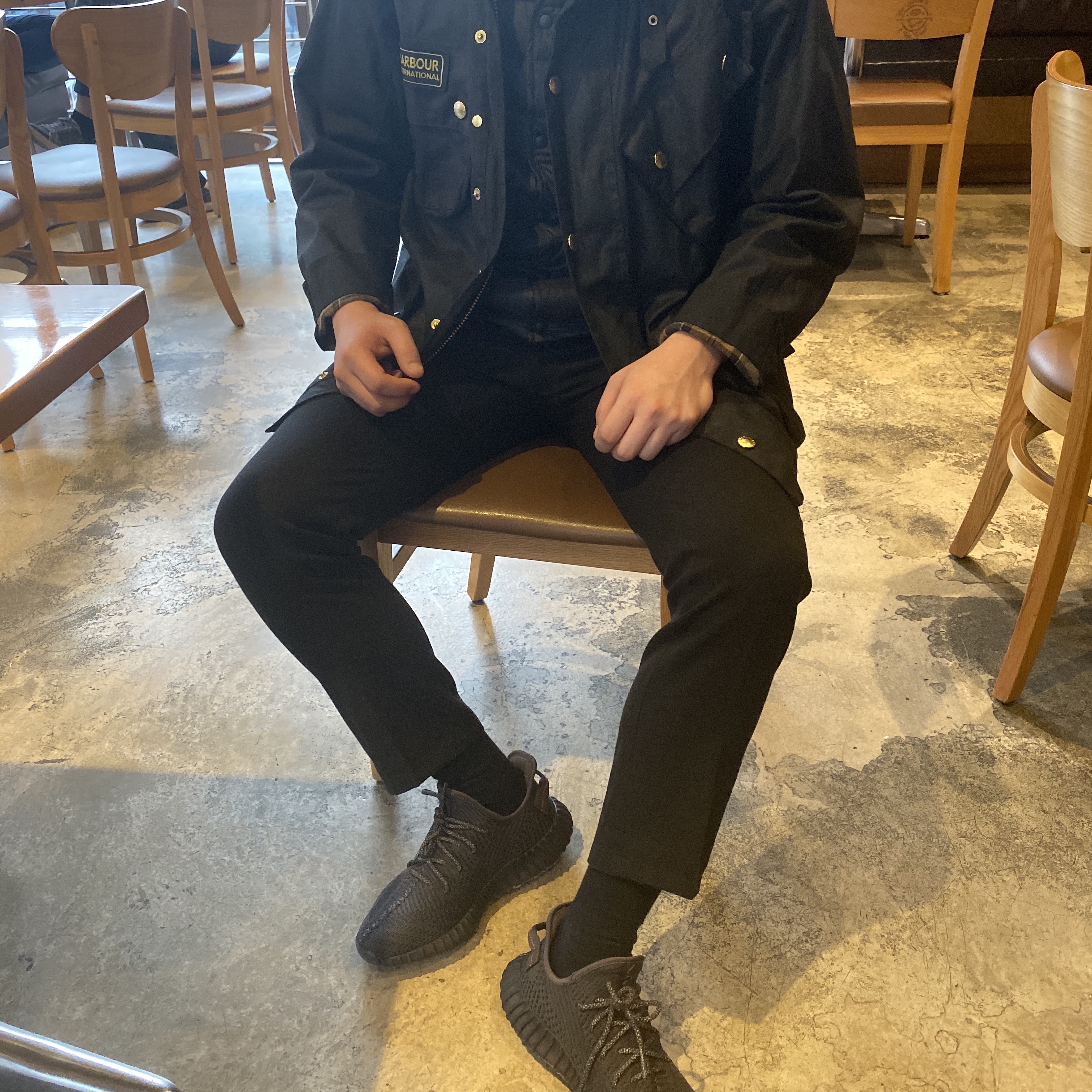 Adidas Yeezy Boost 350 V2 Black - Non-Reflective 착용 스타일