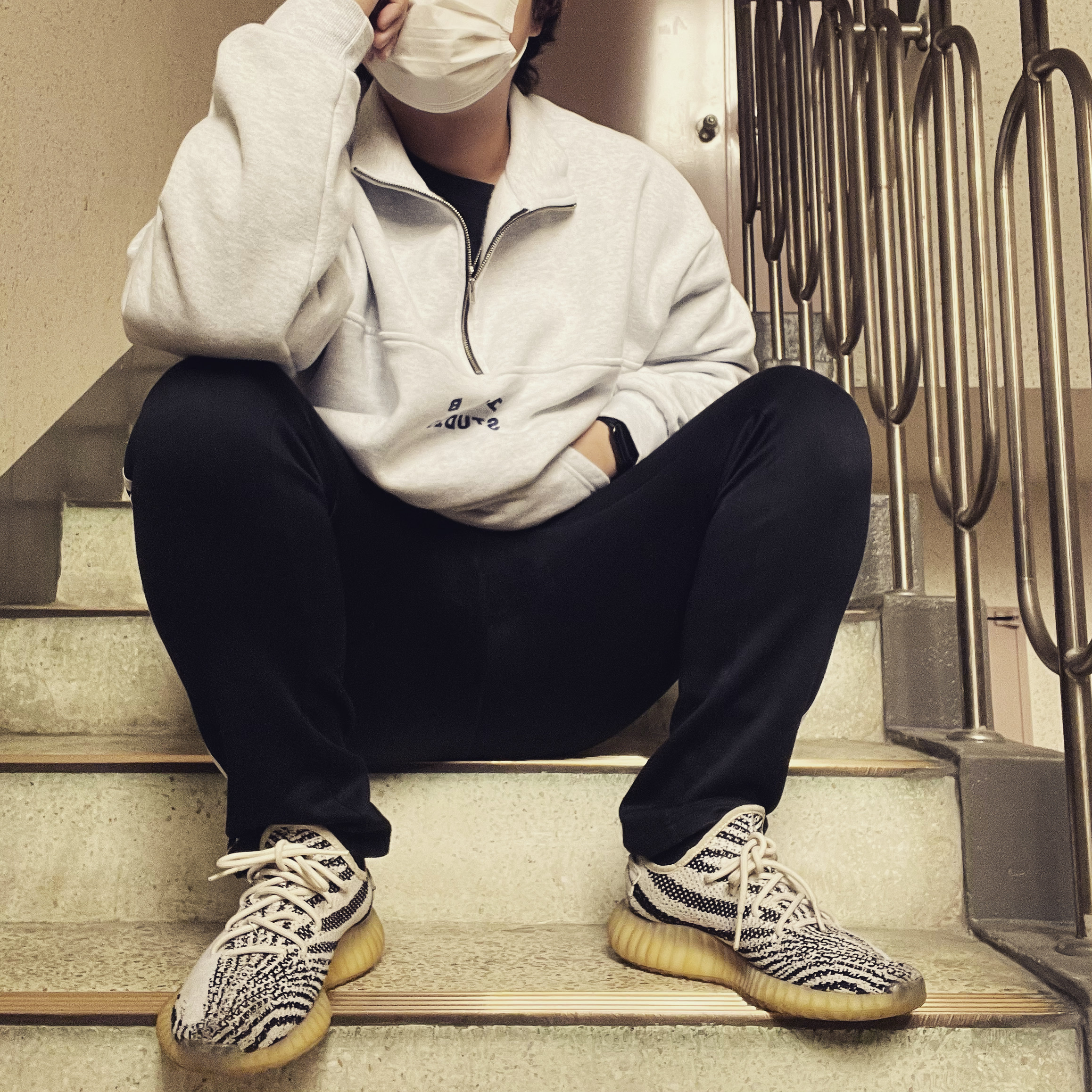 Adidas Yeezy Boost 350 V2 Zebra 2017/2019/2020, IAB Studio Half Zip Pullover Light Gray 착용 스타일