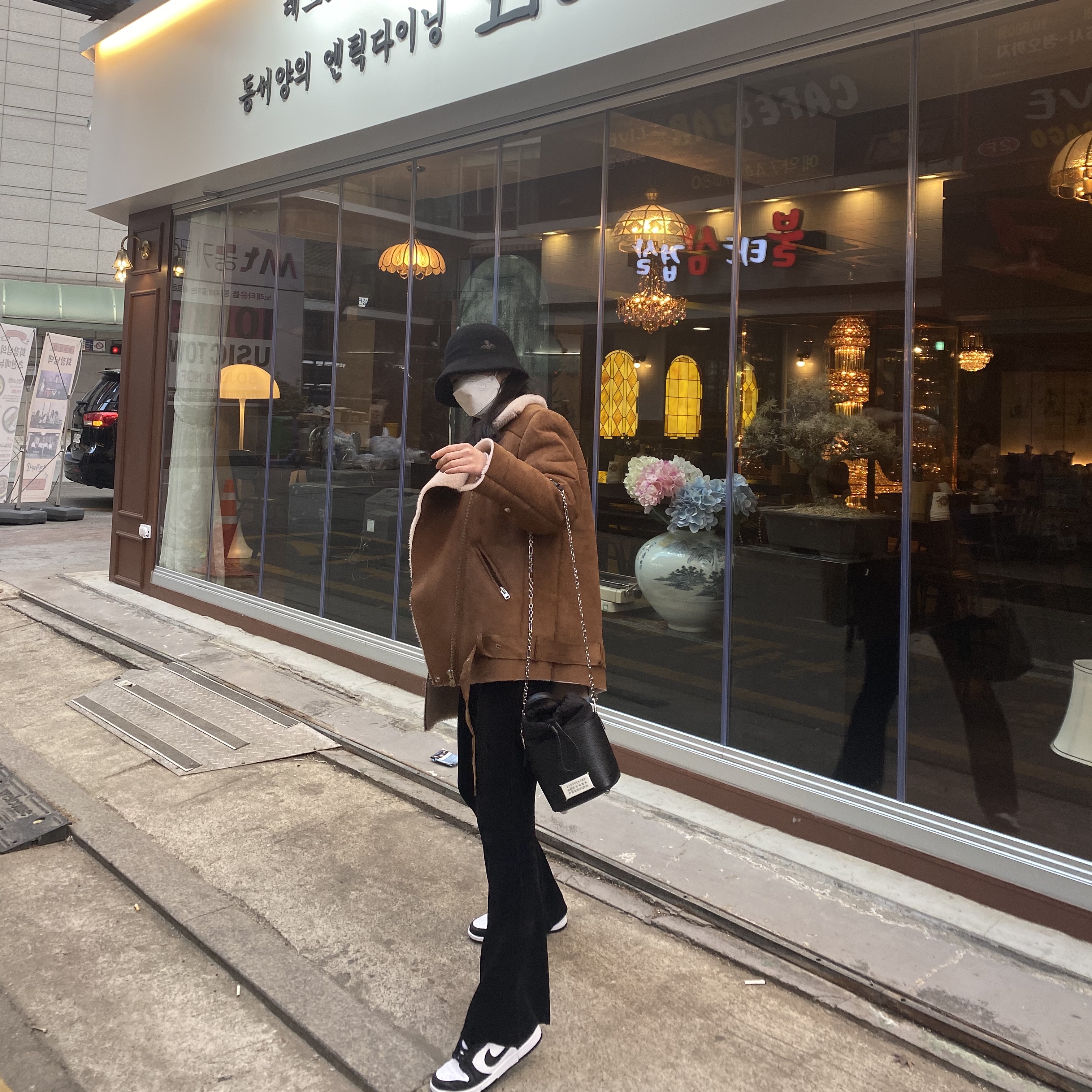 (W) Nike Dunk Low Black, Maison Margiela 5AC Bucket Bag Black 착용 스타일