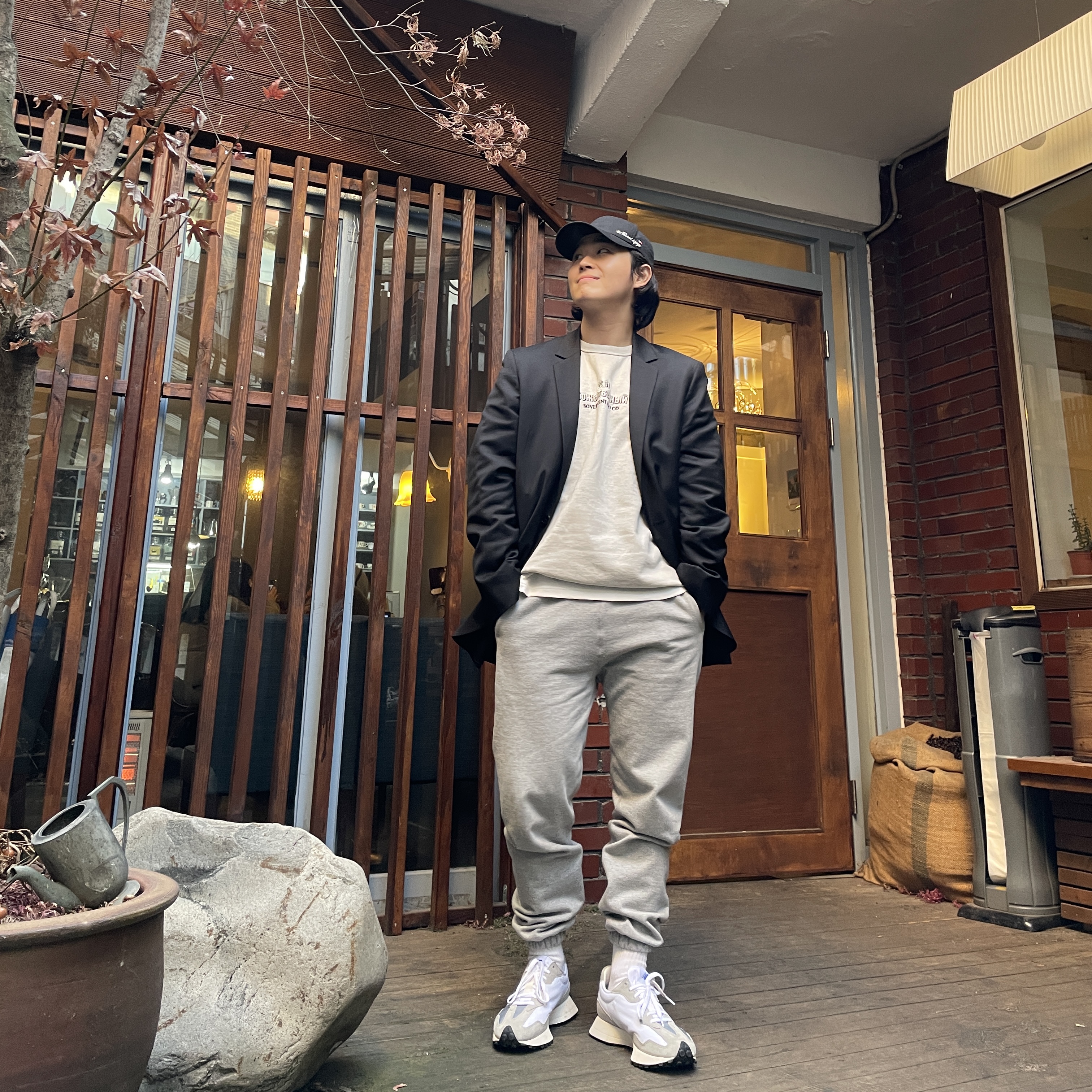 New Balance 327 Grey 착용 스타일