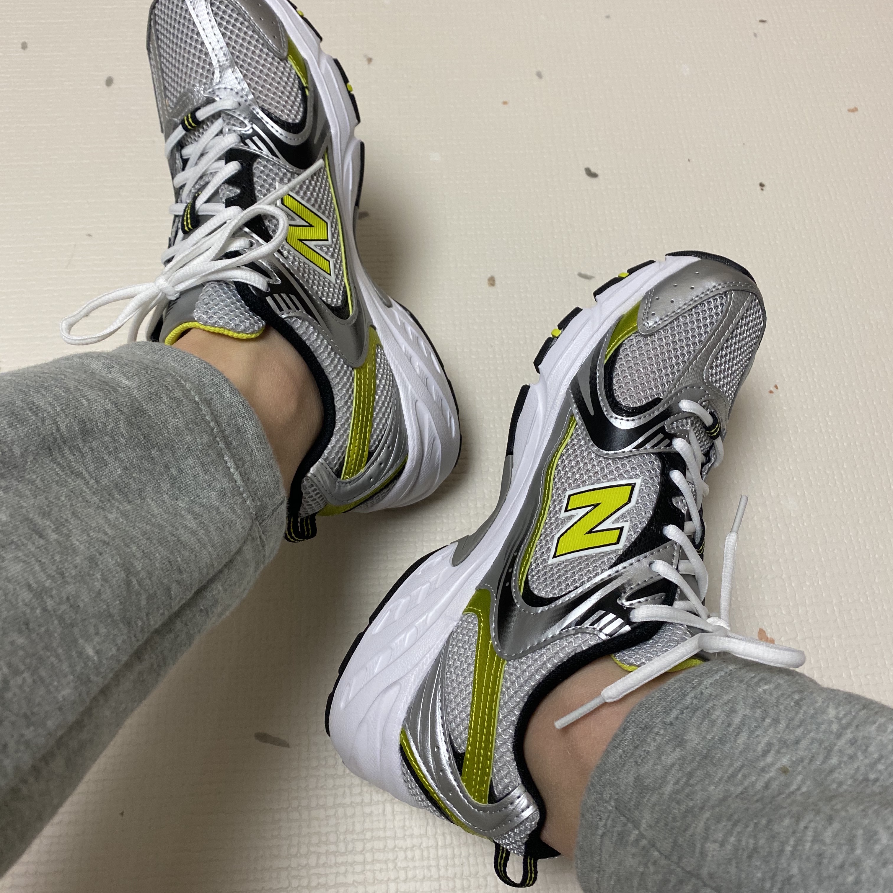 New Balance 530 Silver 착용 스타일 - 4