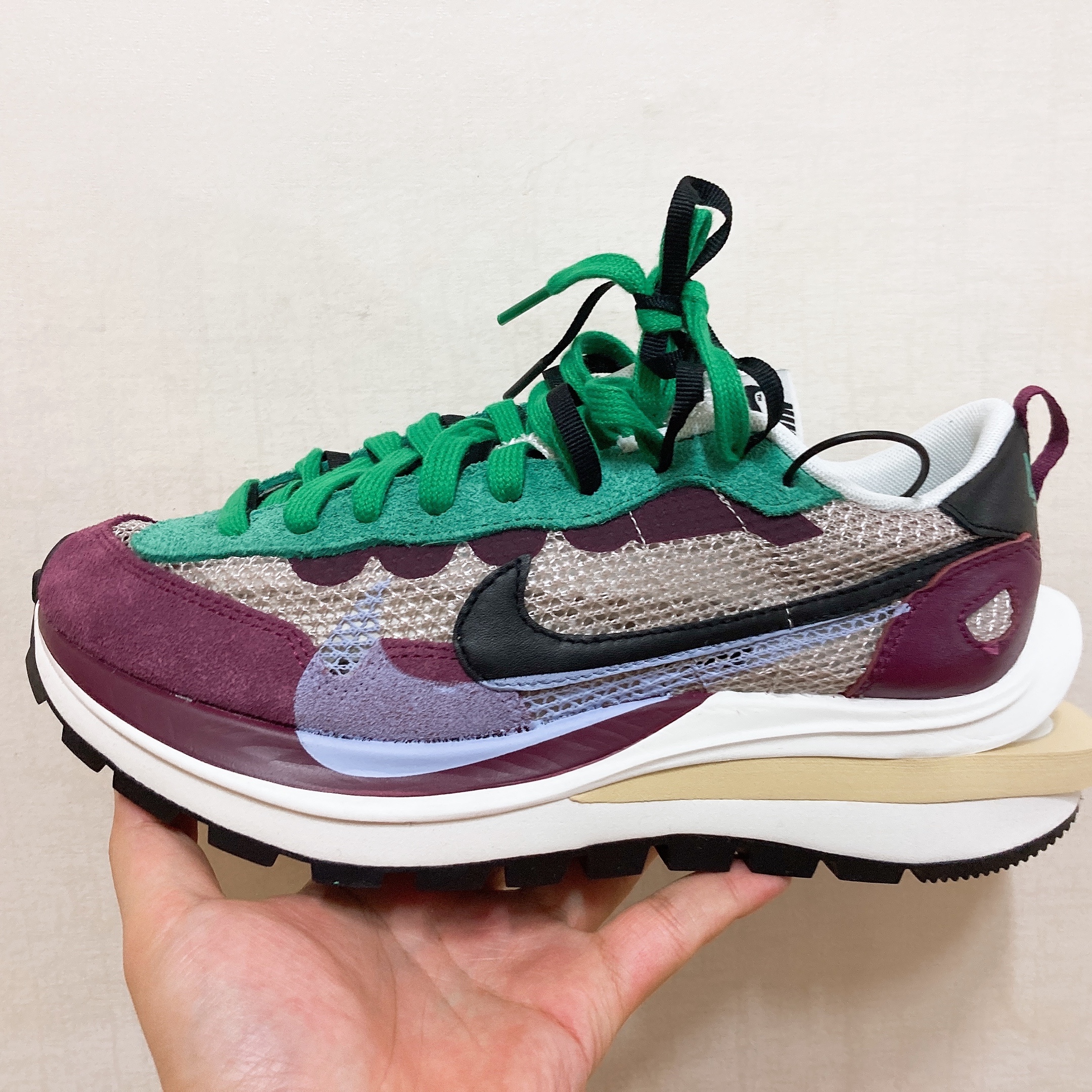 Nike x Sacai VaporWaffle String & Black Villain Red 착용 스타일 - 2