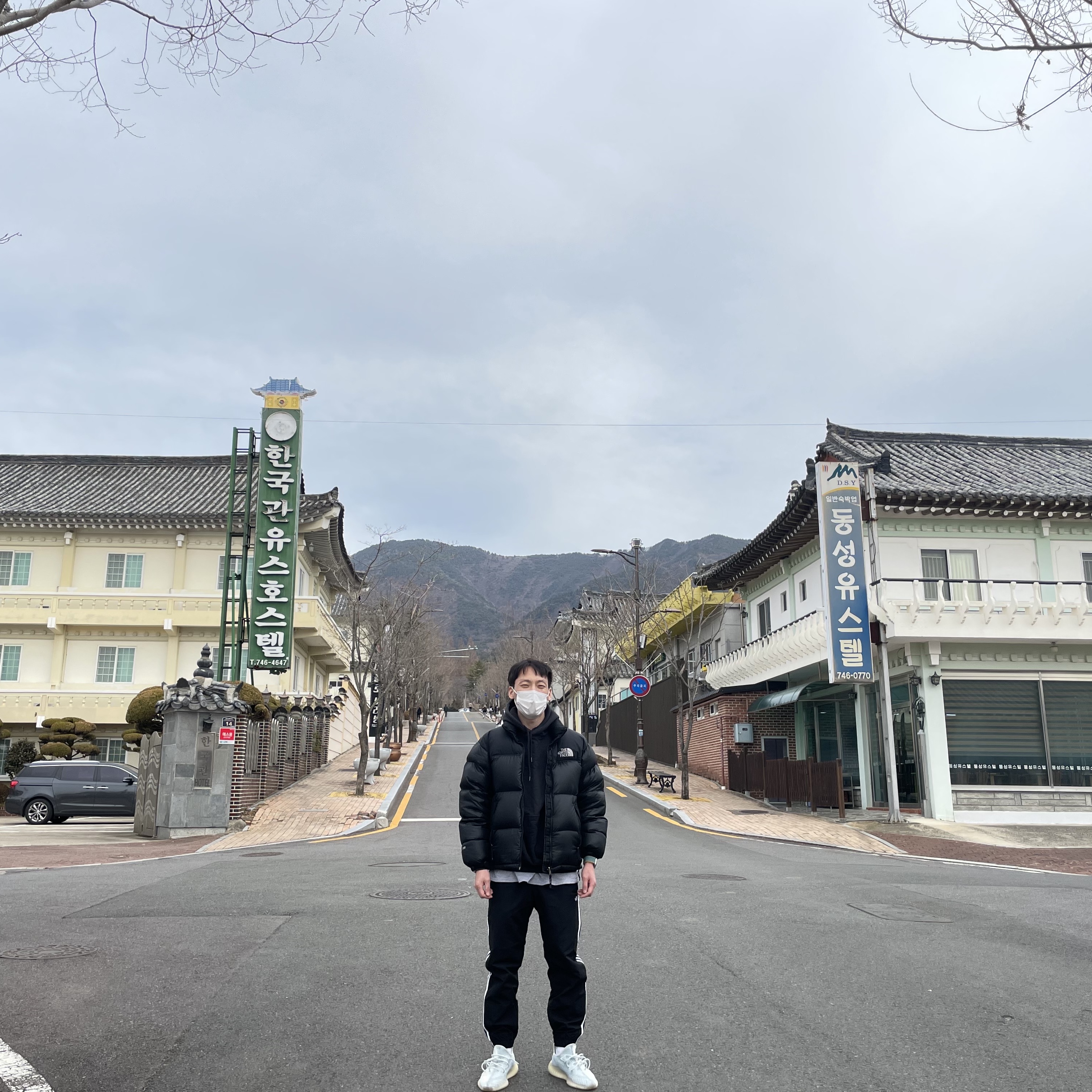 Adidas Yeezy Boost 350 V2 Cloud White - Non-Reflective 착용 스타일