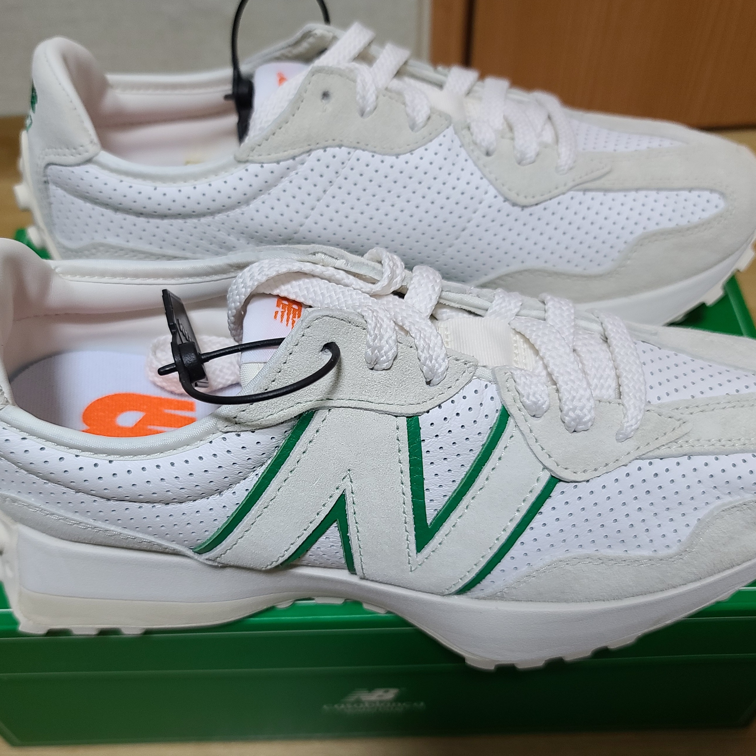 New Balance x Casablanca 327 Idealist Off White Green 착용 스타일 - 4
