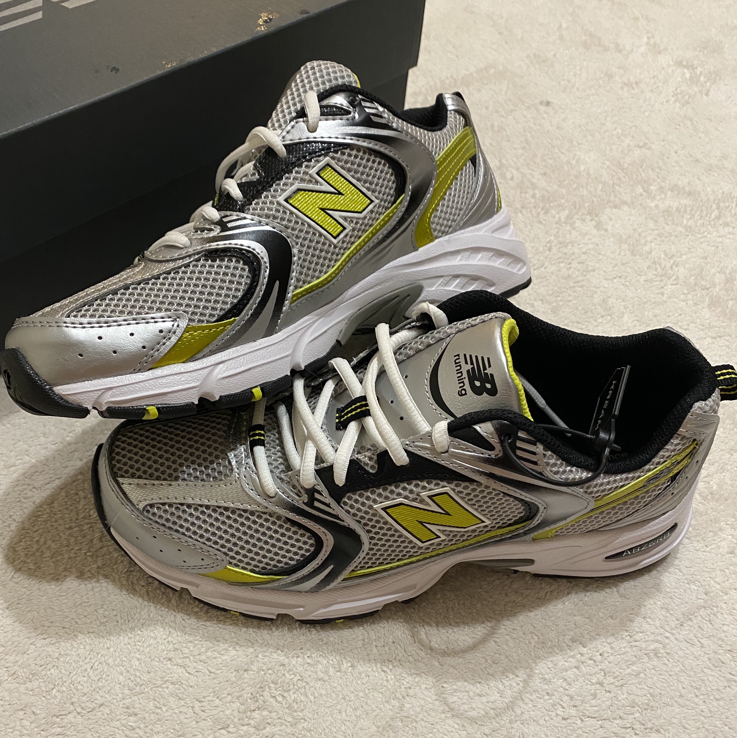 New Balance 530 Silver 착용 스타일 - 3