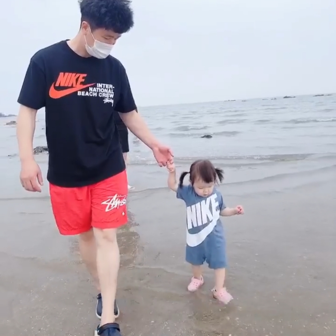 Nike x Stussy Water Shorts Habanero Red, Nike x Stussy International Beach Crew T-Shirt Black - Asia 착용 스타일