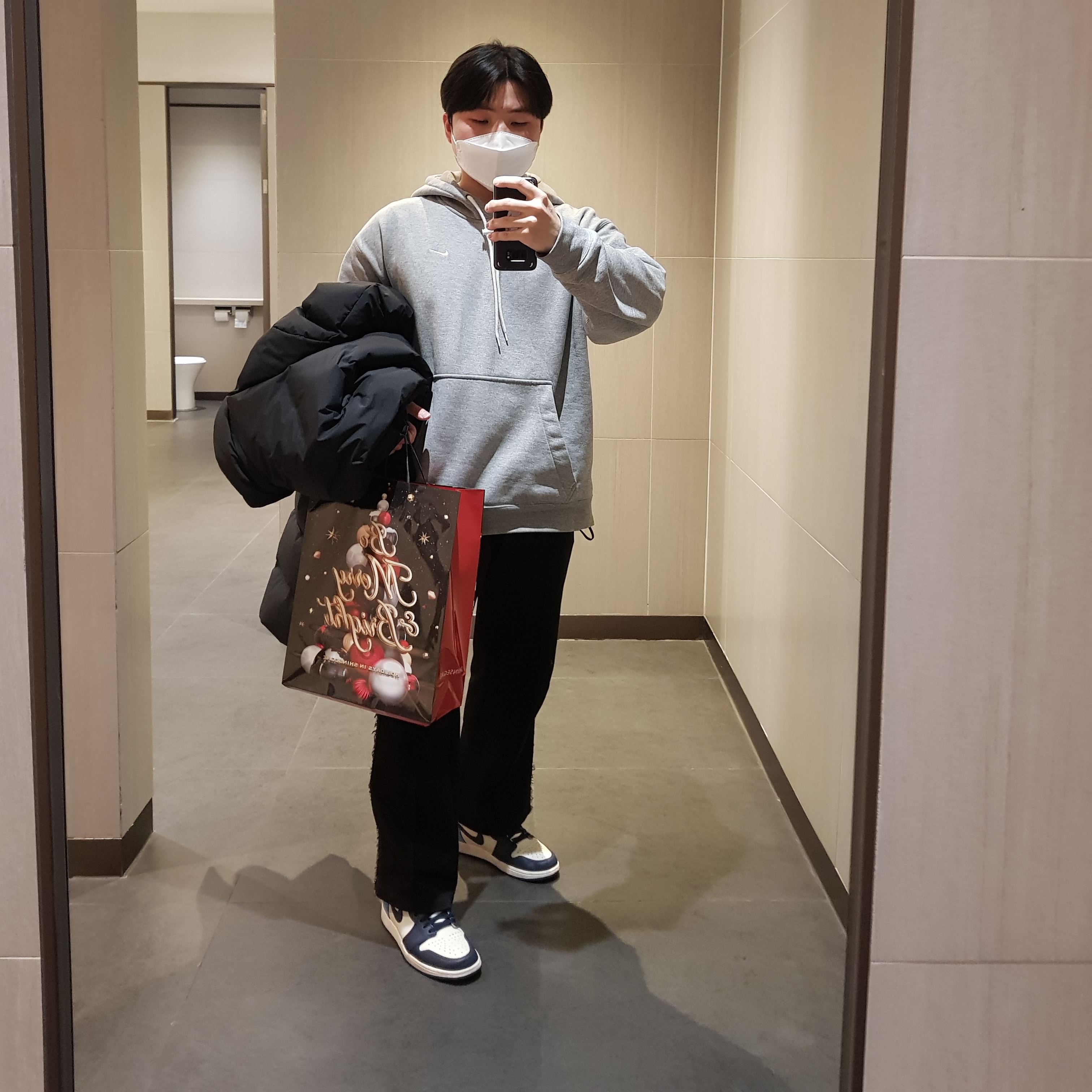 Nike M NRG Hoodie Grey Heather, Jordan 1 Retro High Obsidian UNC 착용 스타일