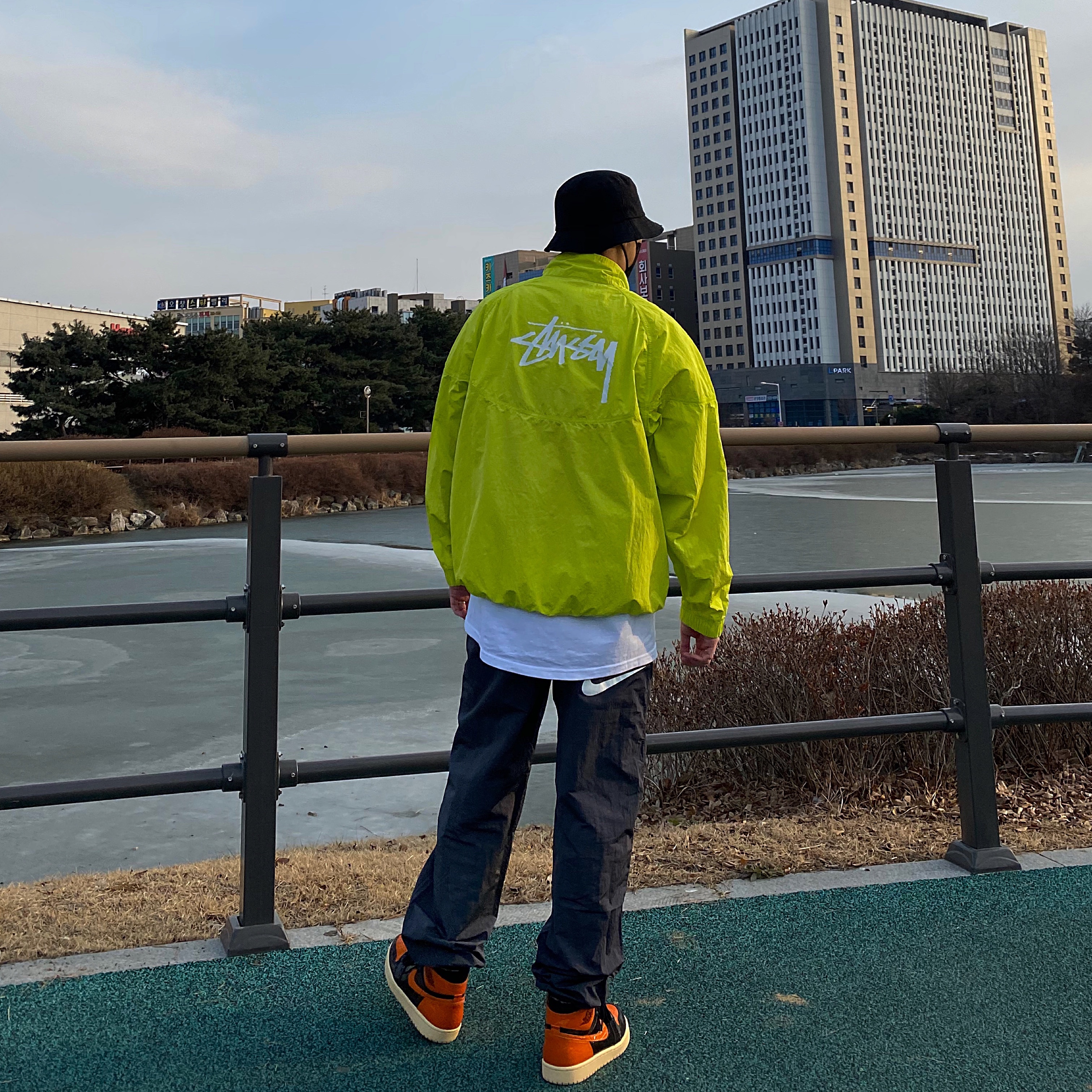 Nike x Stussy Windrunner Jacket Bright Cactus, Nike x Stussy Beach Pants Off Noir 착용 스타일 - 1
