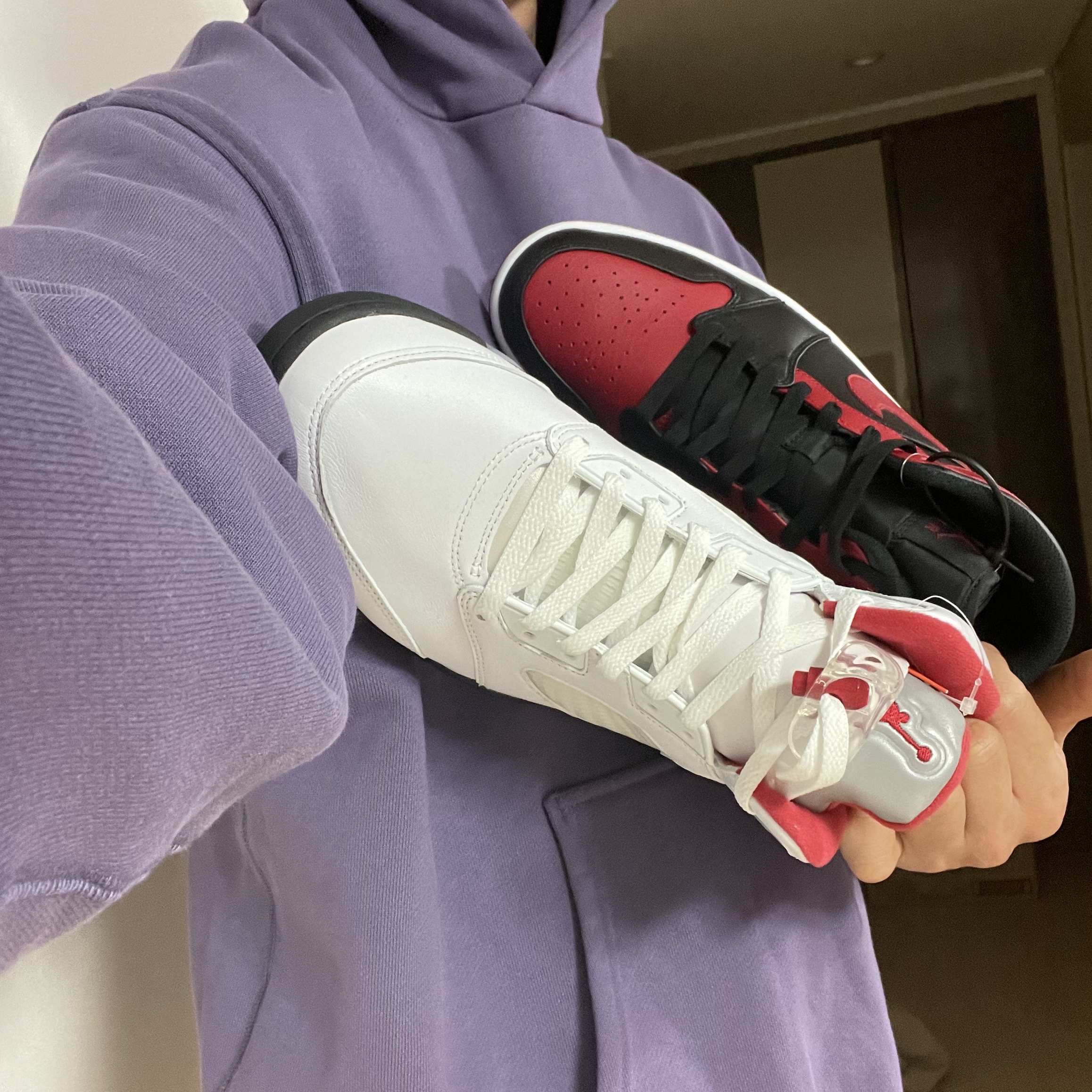 Jordan 1 Mid Bred Banned 2020, Jordan 5 Retro Fire Red Silver Tongue 2020 착용 스타일
