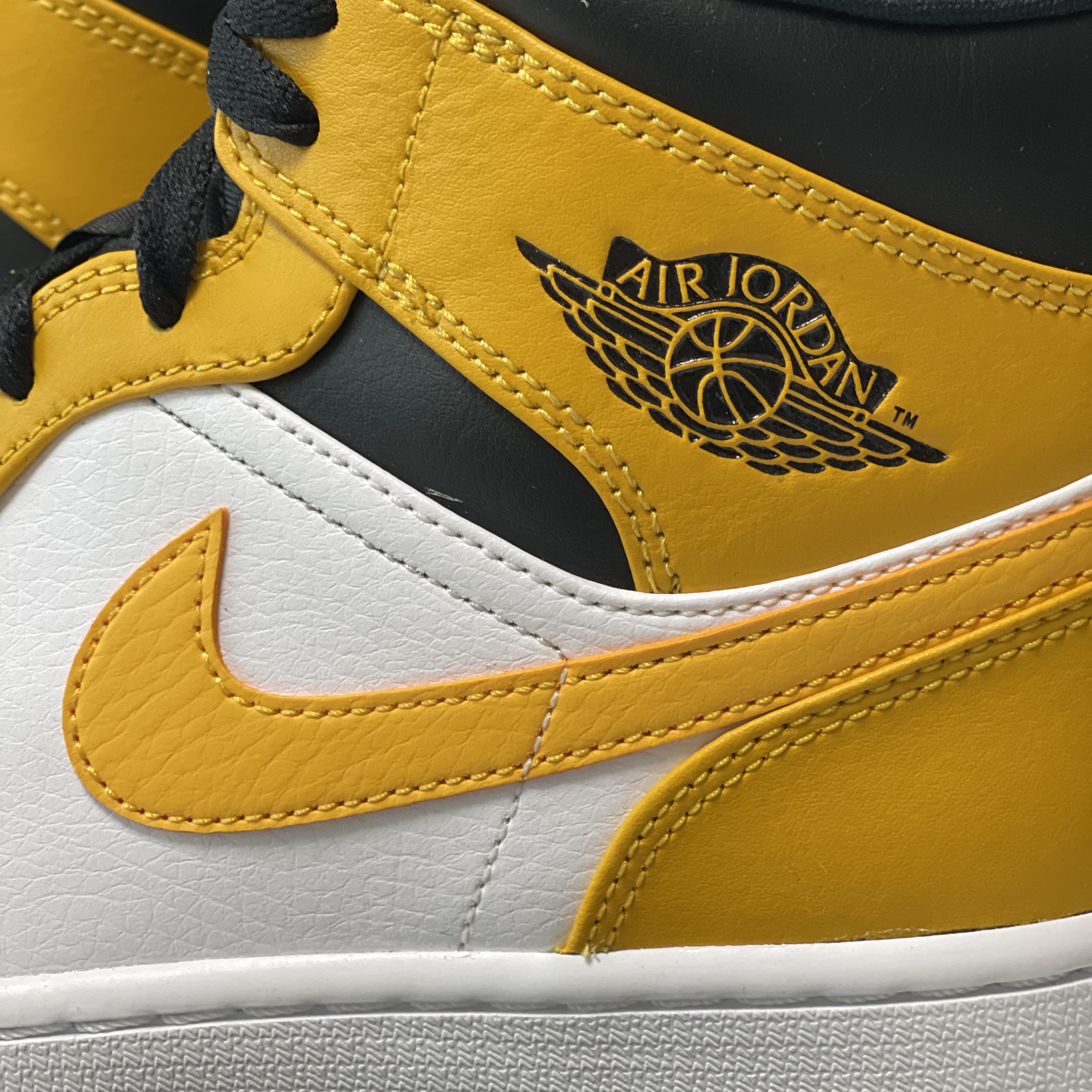 Jordan 1 Mid White University Gold 착용 스타일 - 3