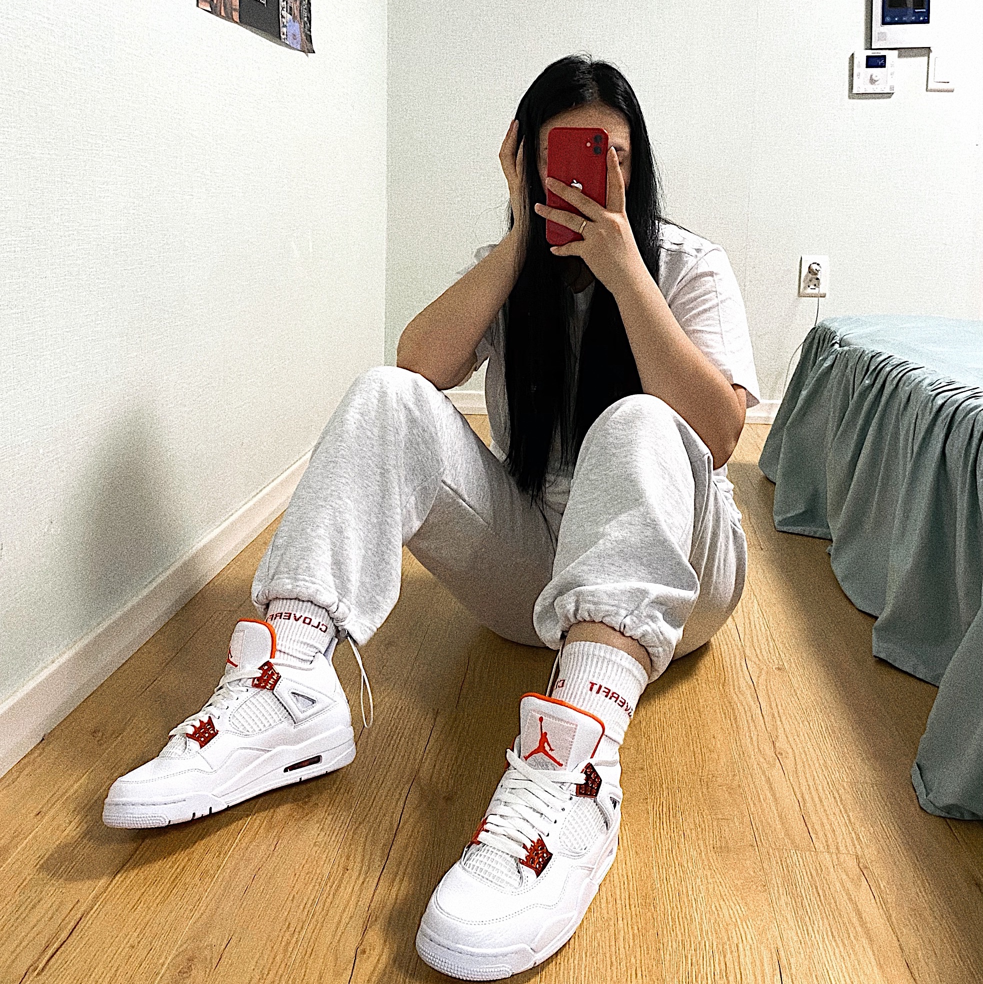 Jordan 4 Retro Orange Metallic 착용 스타일 - 1
