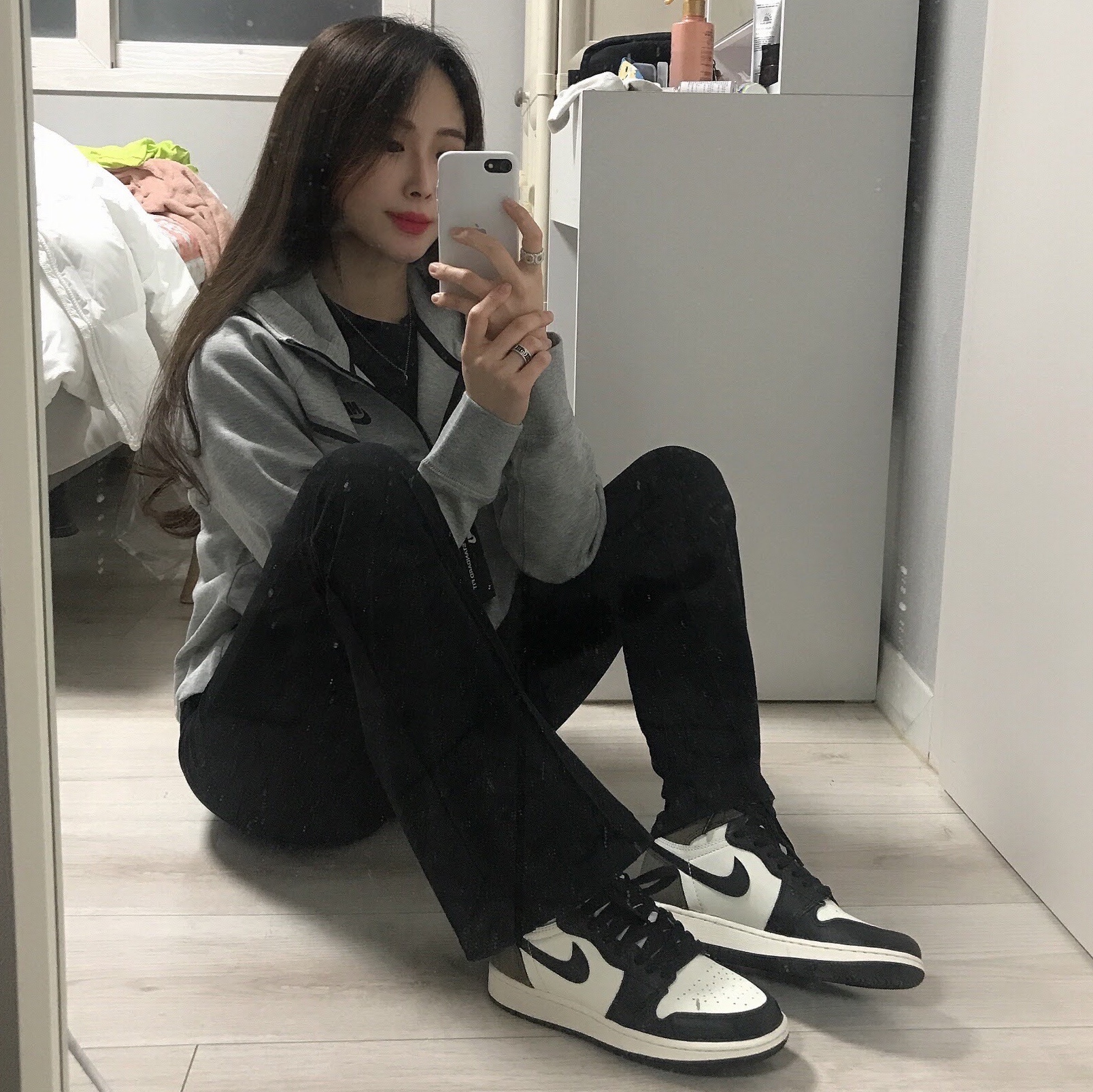 (GS) Jordan 1 Retro High OG Black Mocha 착용 스타일 - 1