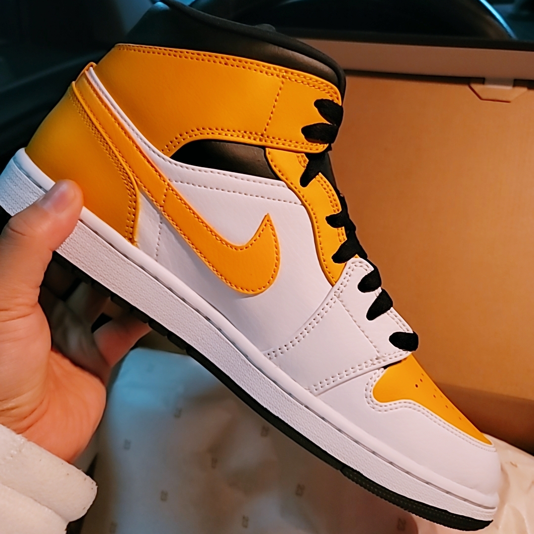 Jordan 1 Mid White University Gold 착용 스타일