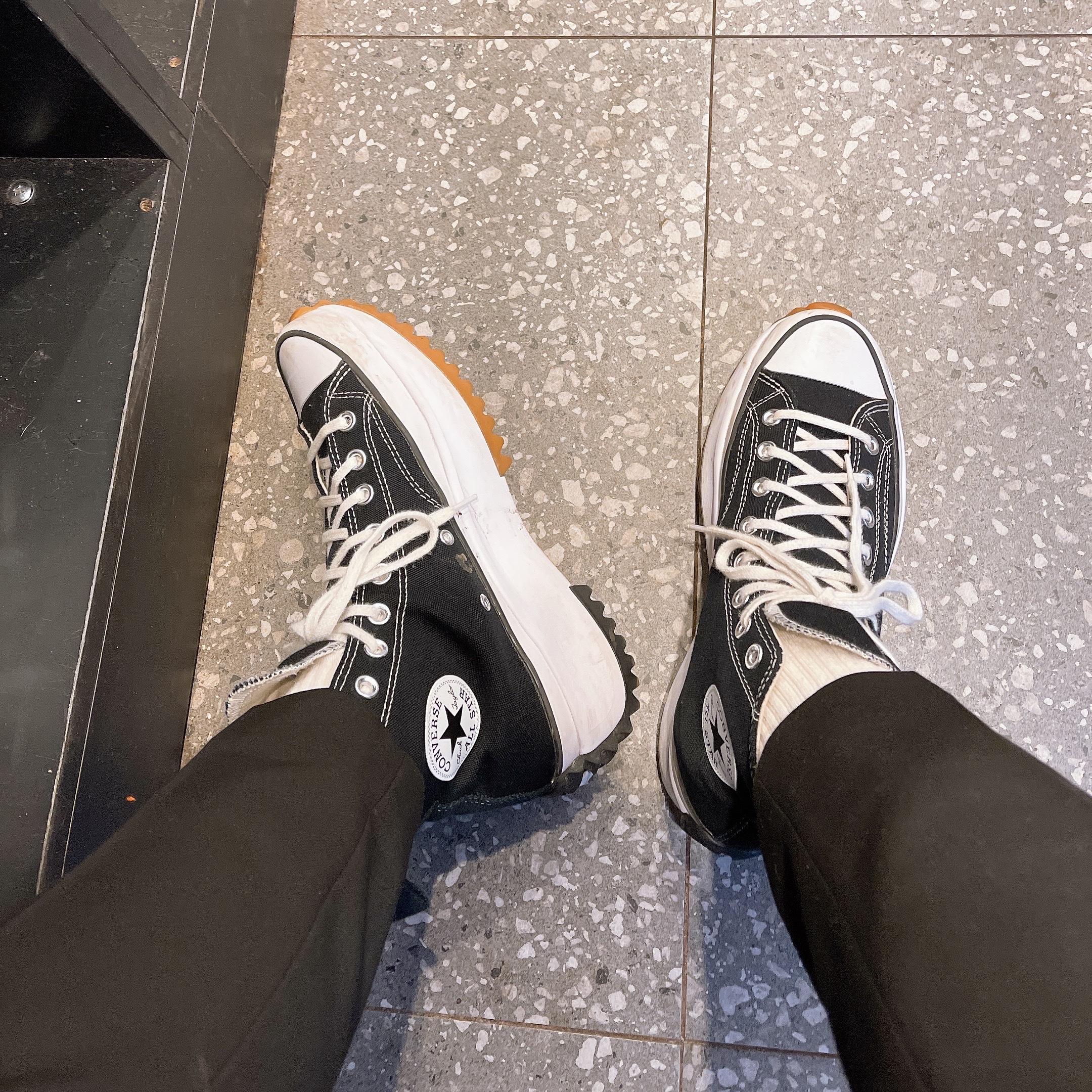 Converse Run Star Hike Hi Black White Gum 착용 스타일 - 3