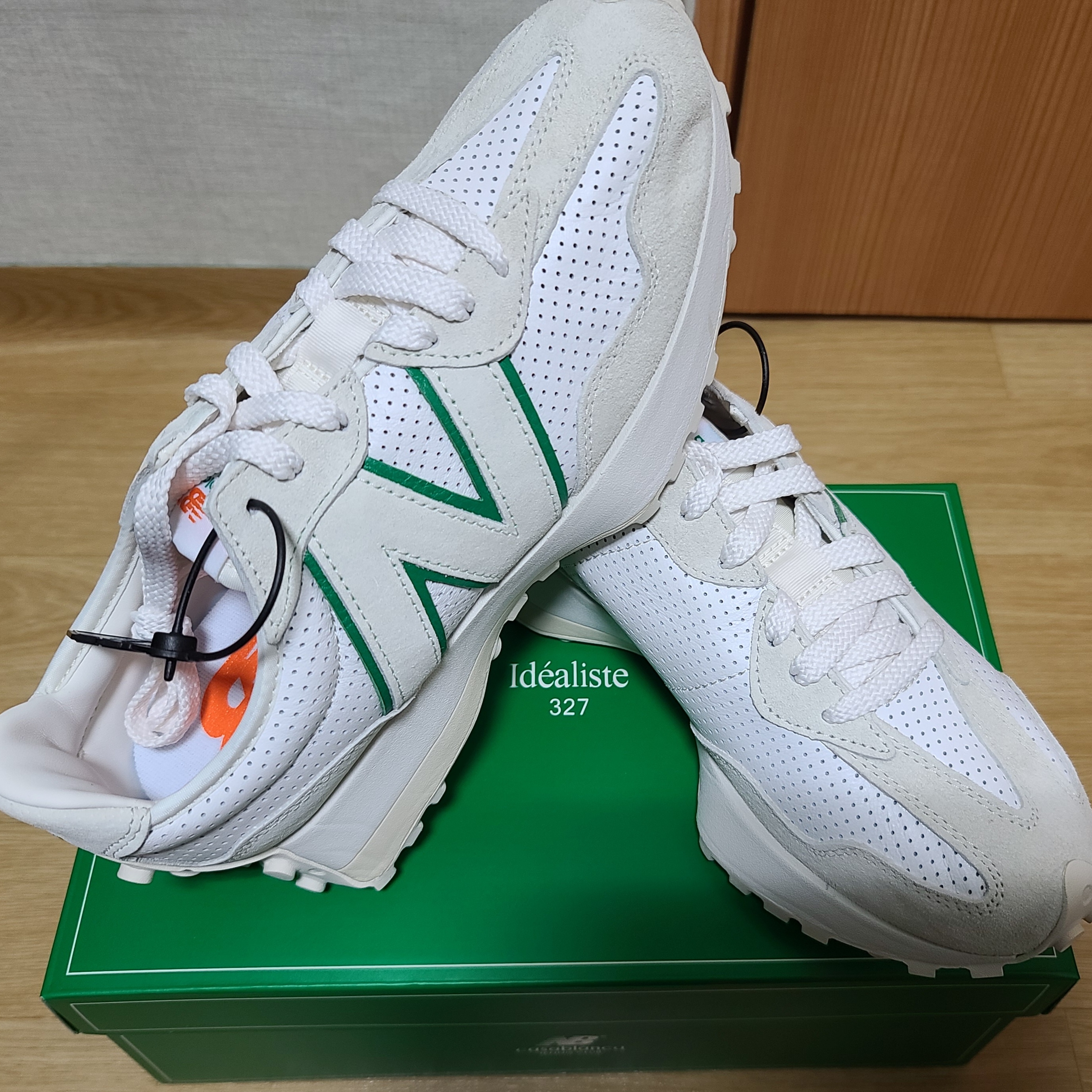 New Balance x Casablanca 327 Idealist Off White Green 착용 스타일 - 3