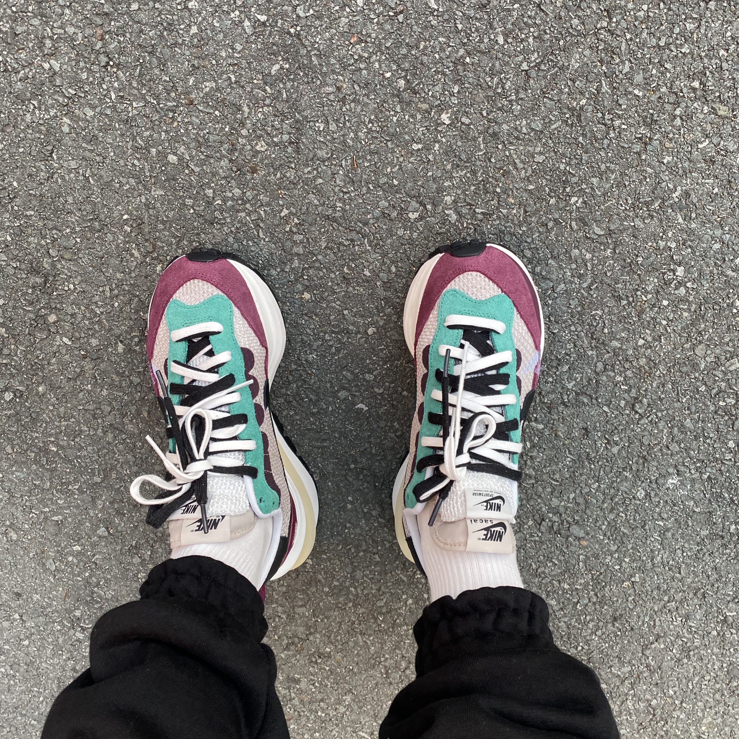 Nike x Sacai VaporWaffle String & Black Villain Red 착용 스타일 - 2