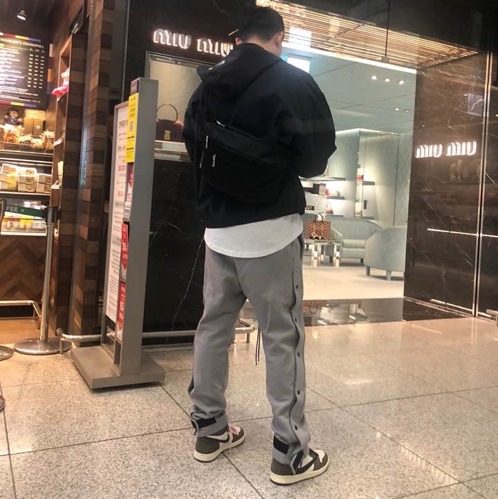 Jordan 1 x Travis Scott Retro High OG SP Mocha, Nike x Fear of God Warm Up Pants Dust 착용 스타일