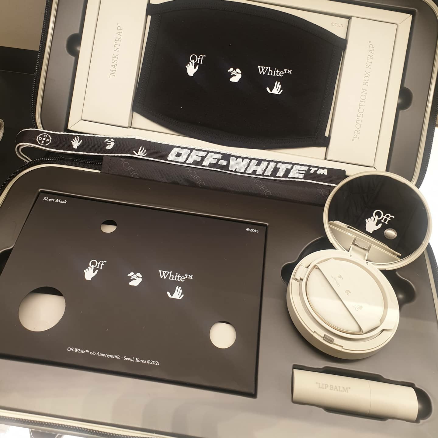 Off-White x Amore Pacific Protection Box (Without Cosmetics) 착용 스타일 - 4