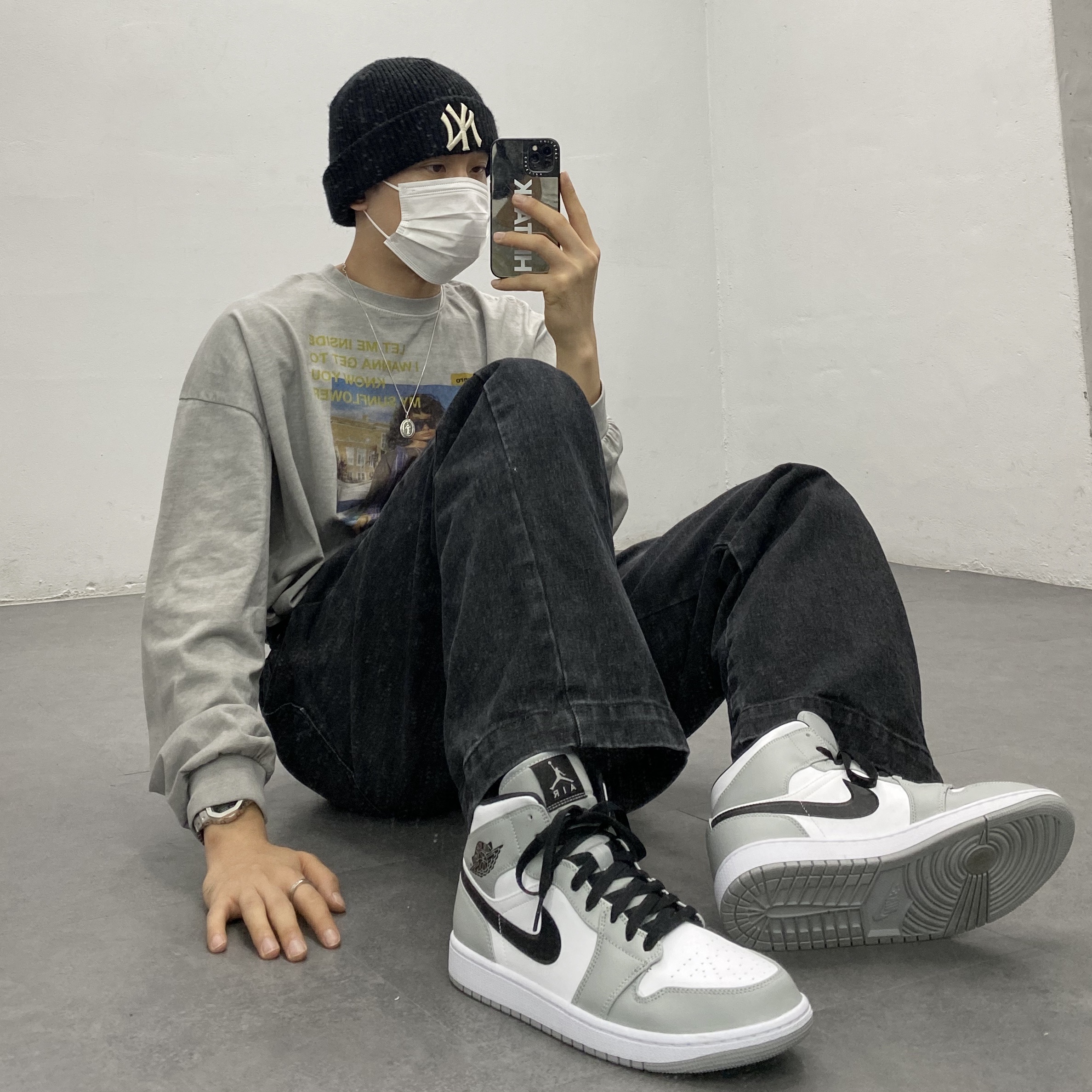 Jordan 1 Mid Light Smoke Grey 착용 스타일 - 5