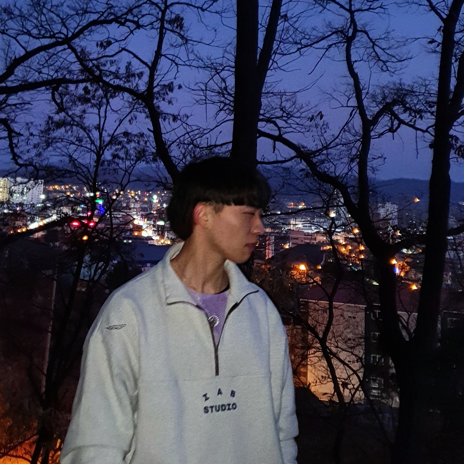 IAB Studio Half Zip Pullover Light Gray 착용 스타일