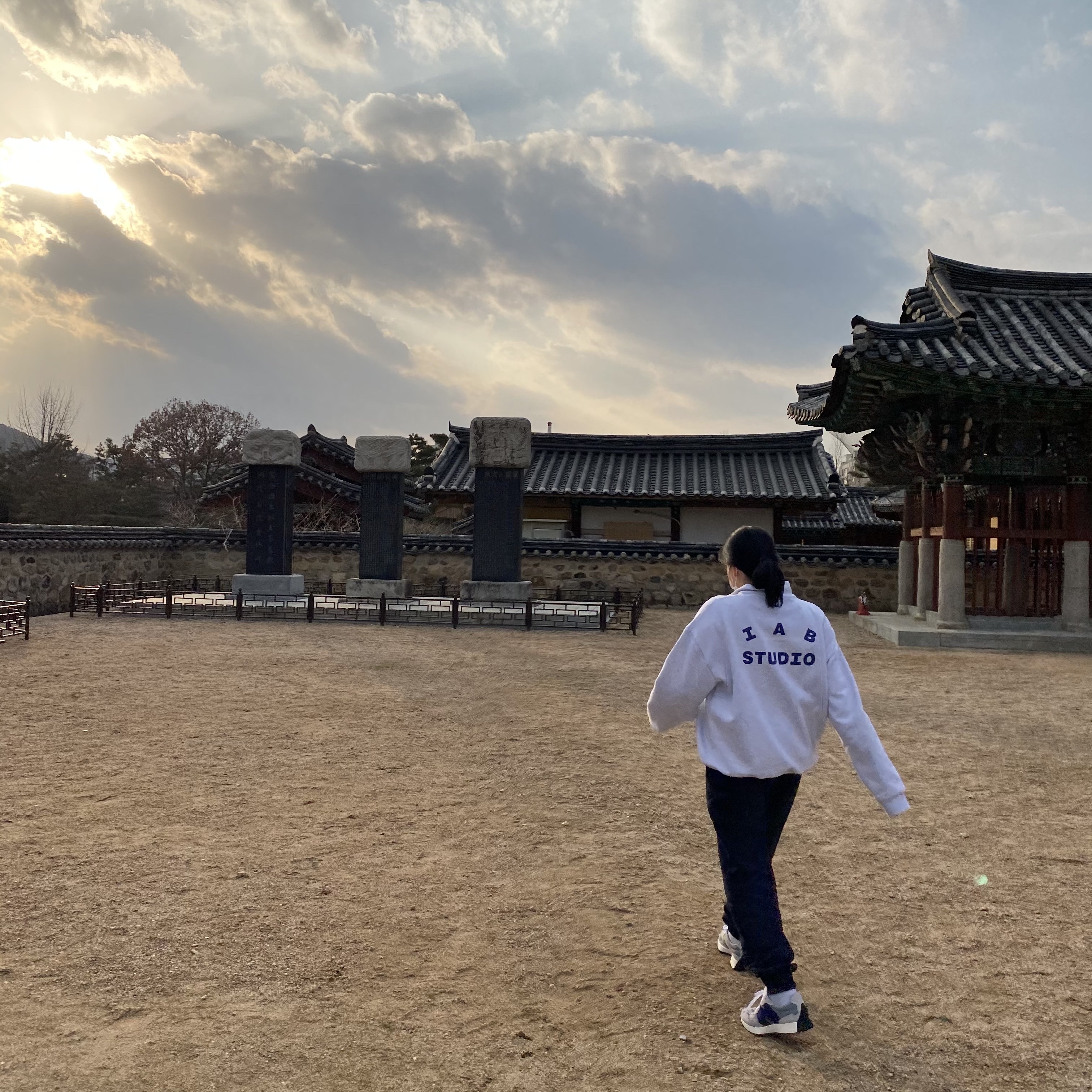 IAB Studio Sweatpants Navy - 21SS, IAB Studio Half Zip Pullover Light Gray 착용 스타일 - 1
