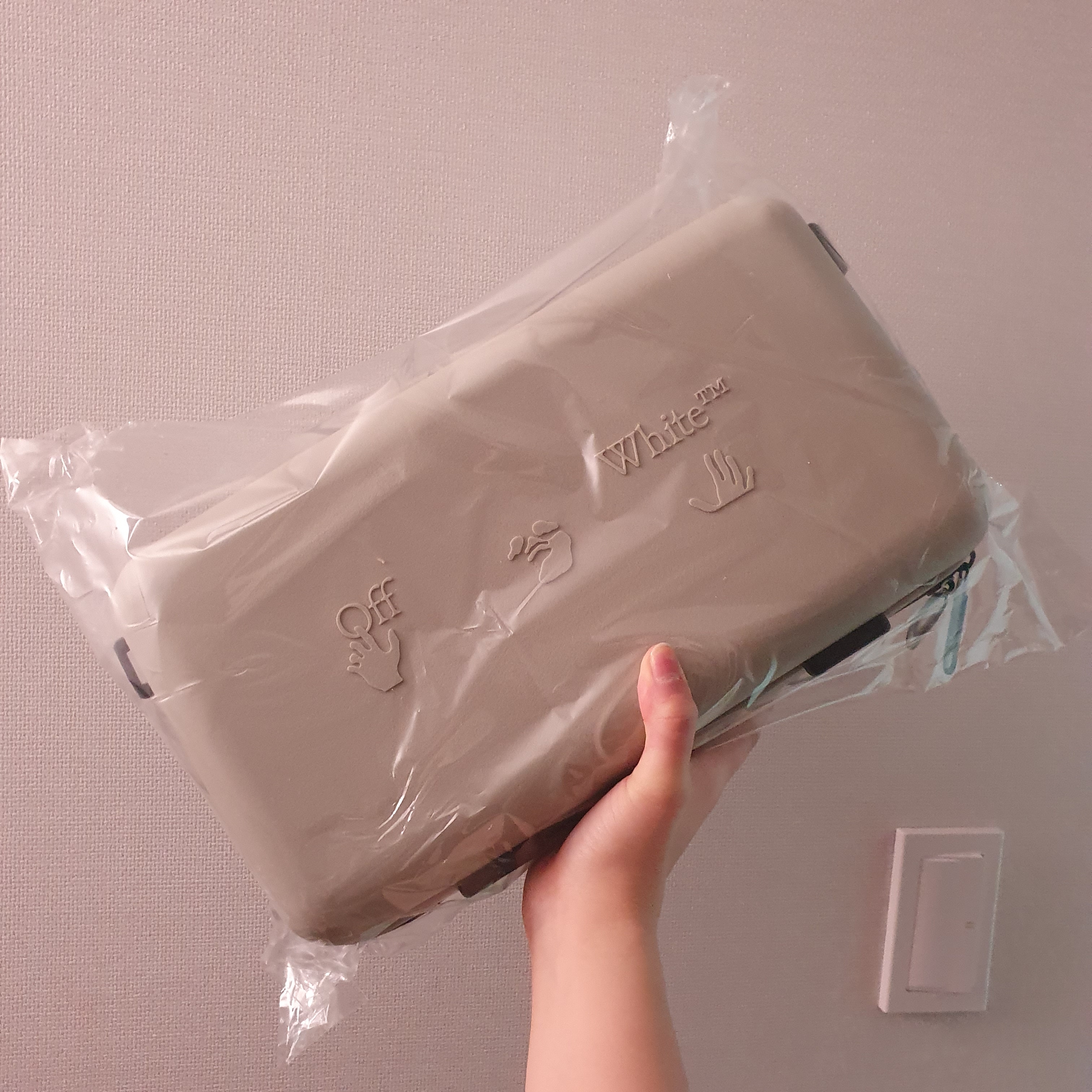 Off-White x Amore Pacific Protection Box (Without Cosmetics) 착용 스타일