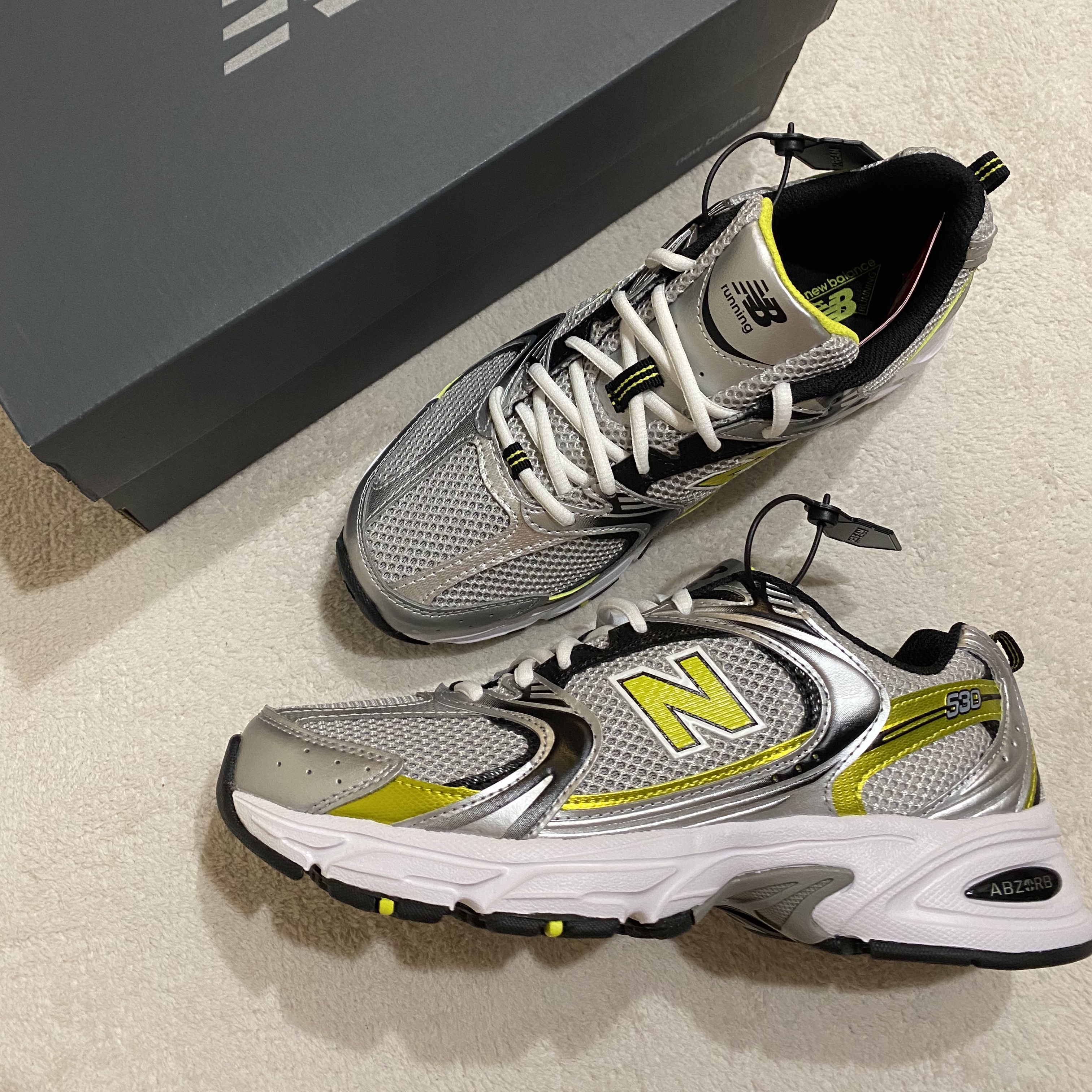 New Balance 530 Silver 착용 스타일 - 2