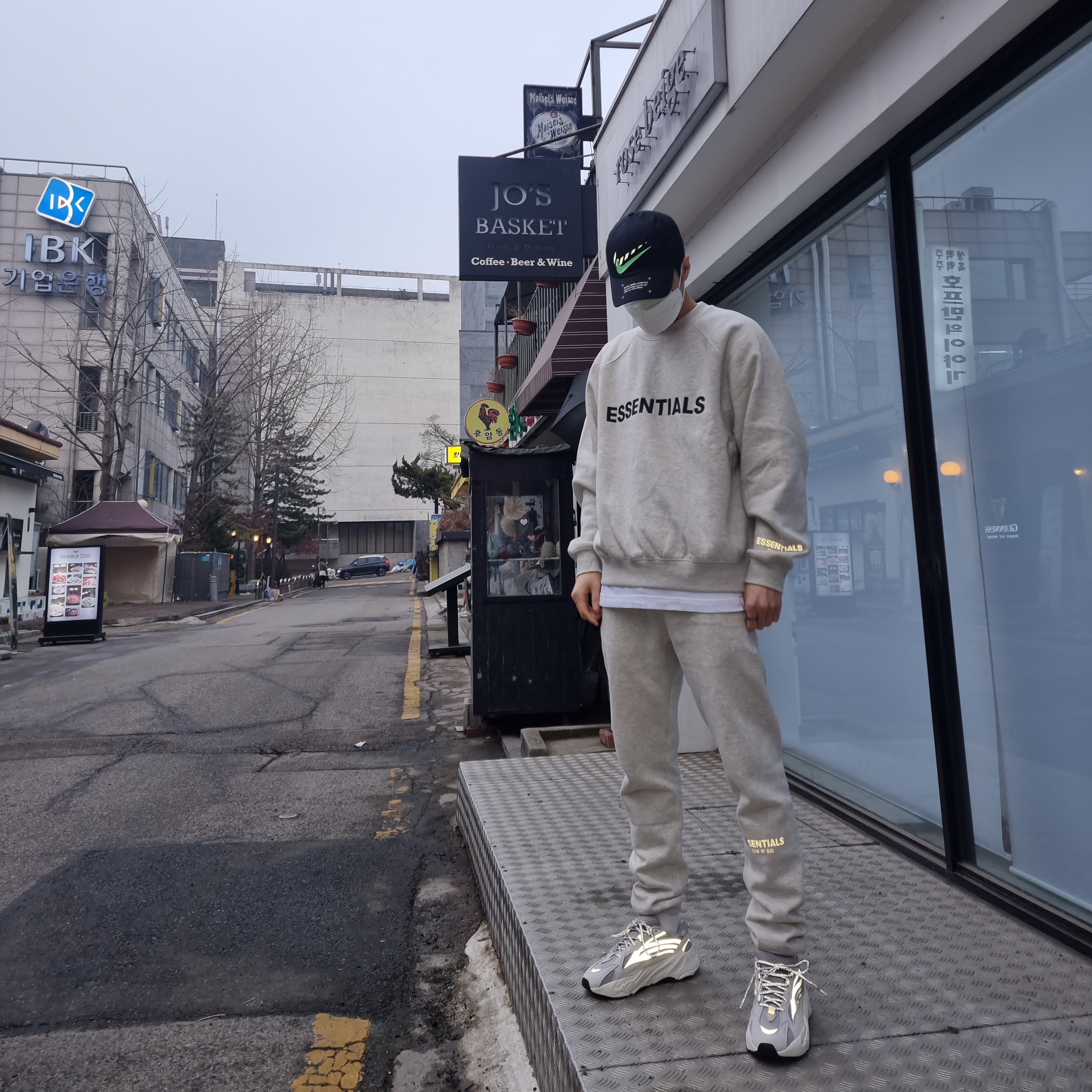 Adidas Yeezy Boost 700 V2 Static 2018, Essentials Sweatpants Oatmeal/Oatmeal Heather/Light Heather Oatmeal 2020 착용 스타일 - 1