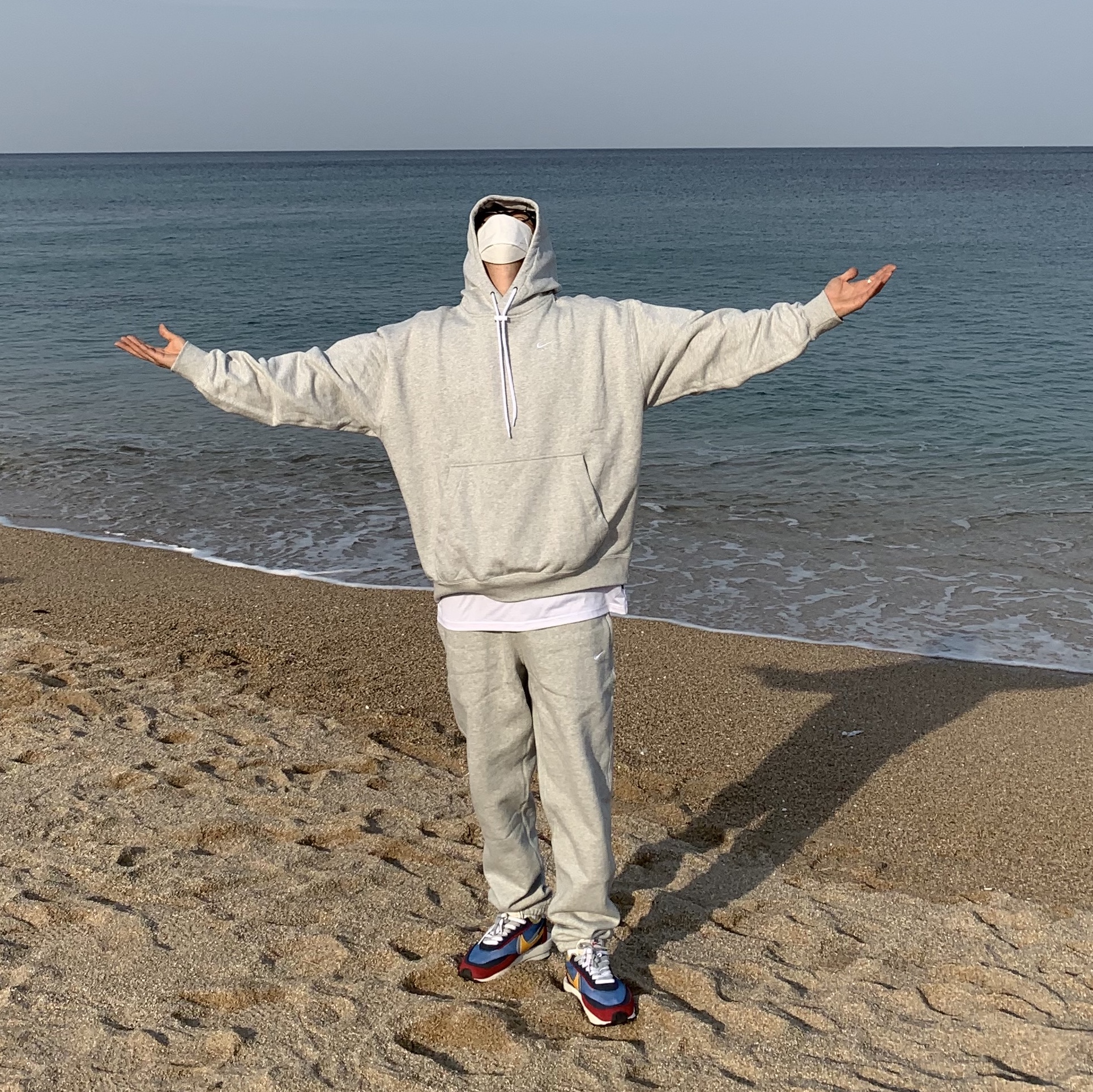 Nike x Sacai LDWaffle Blue Multi, Nike M NRG Hoodie Grey Heather 착용 스타일