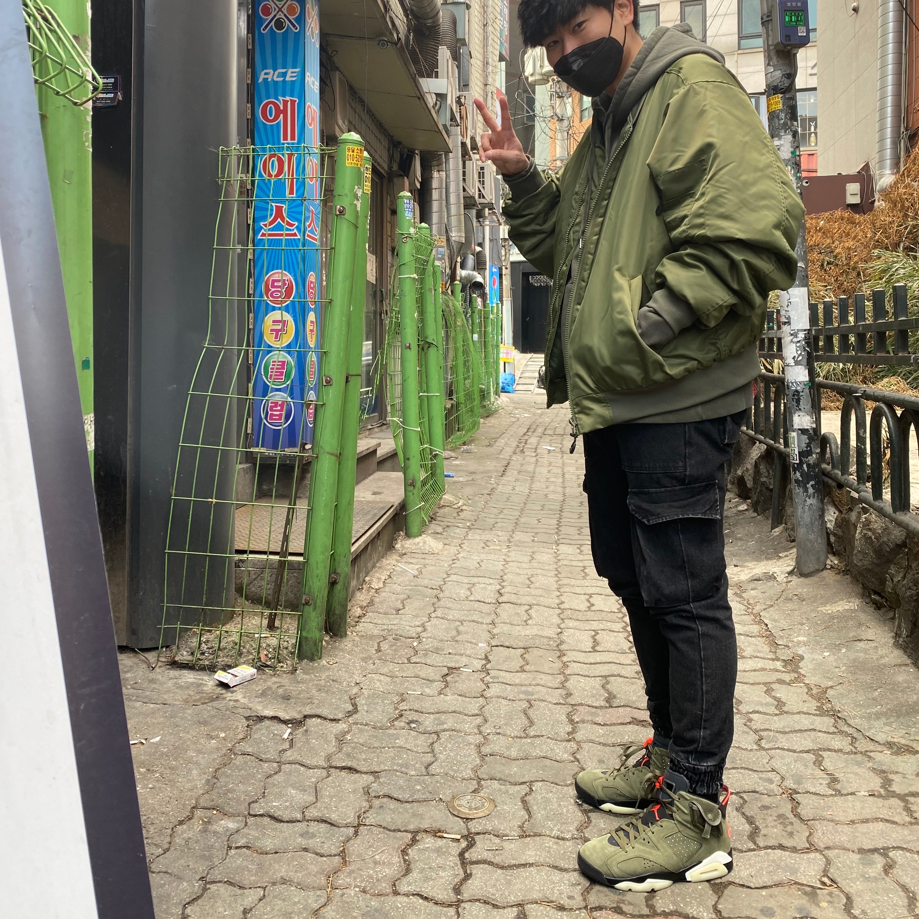 Jordan 6 x Travis Scott Retro Olive 착용 스타일