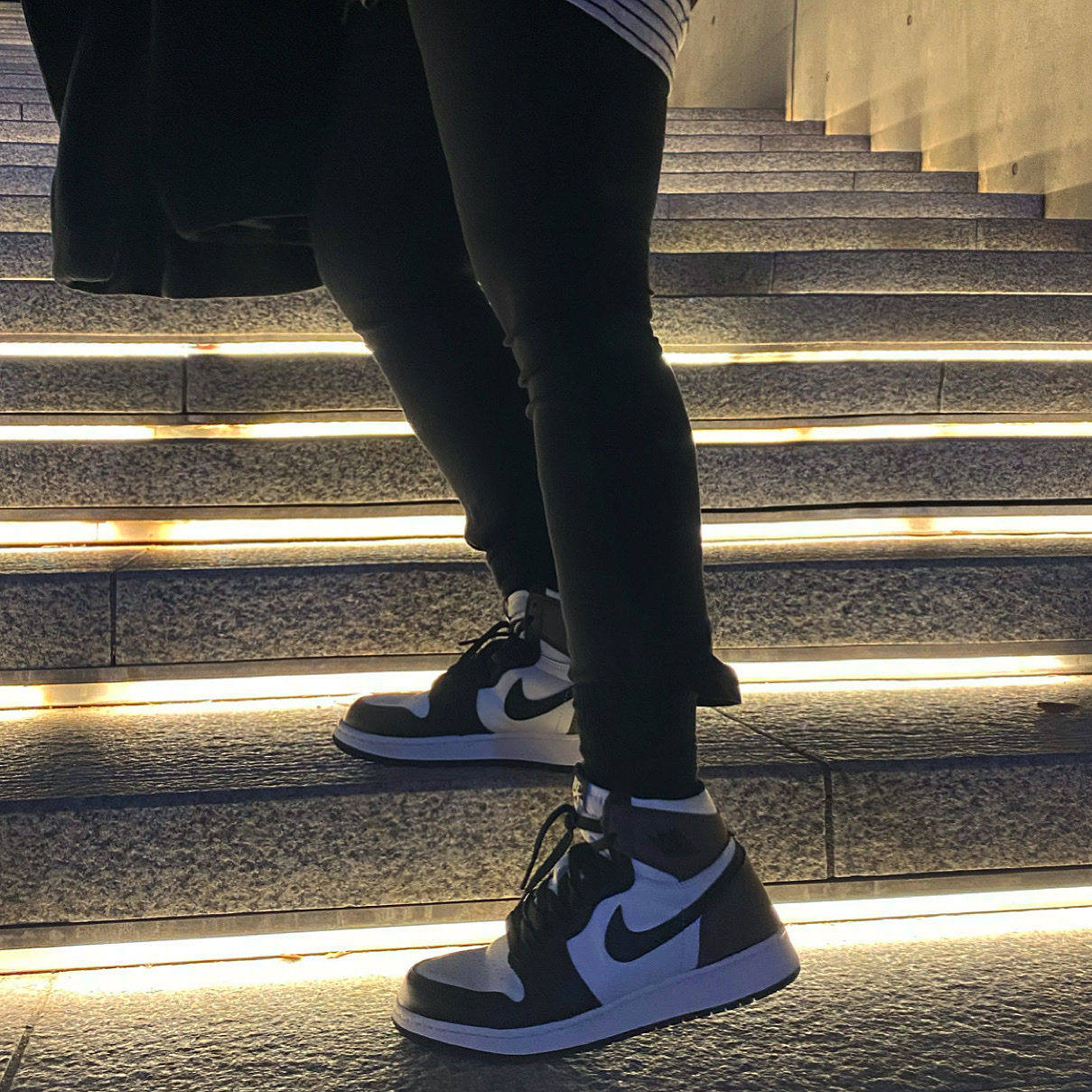 (GS) Jordan 1 Retro High OG Black Mocha 착용 스타일 - 2