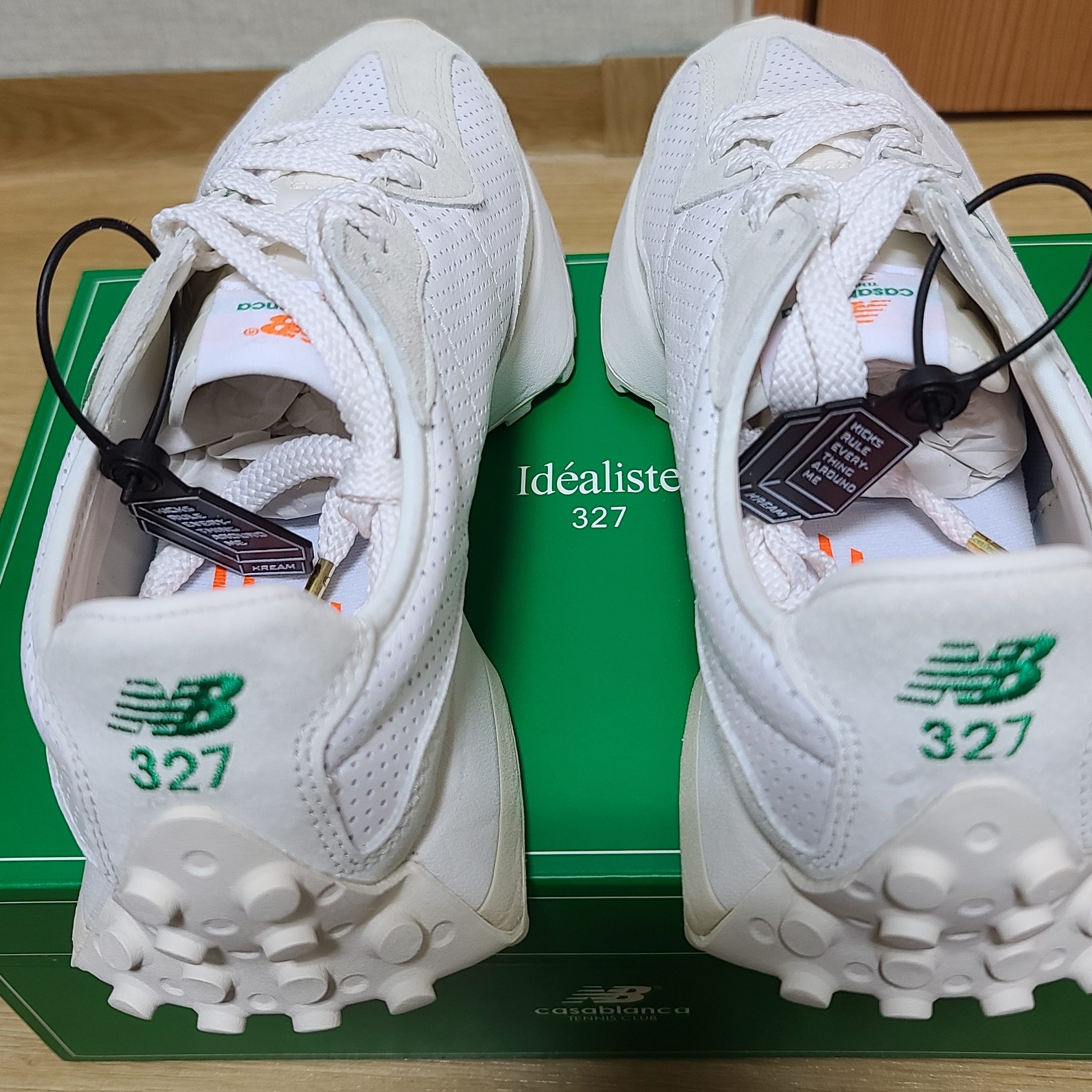 New Balance x Casablanca 327 Idealist Off White Green 착용 스타일 - 5