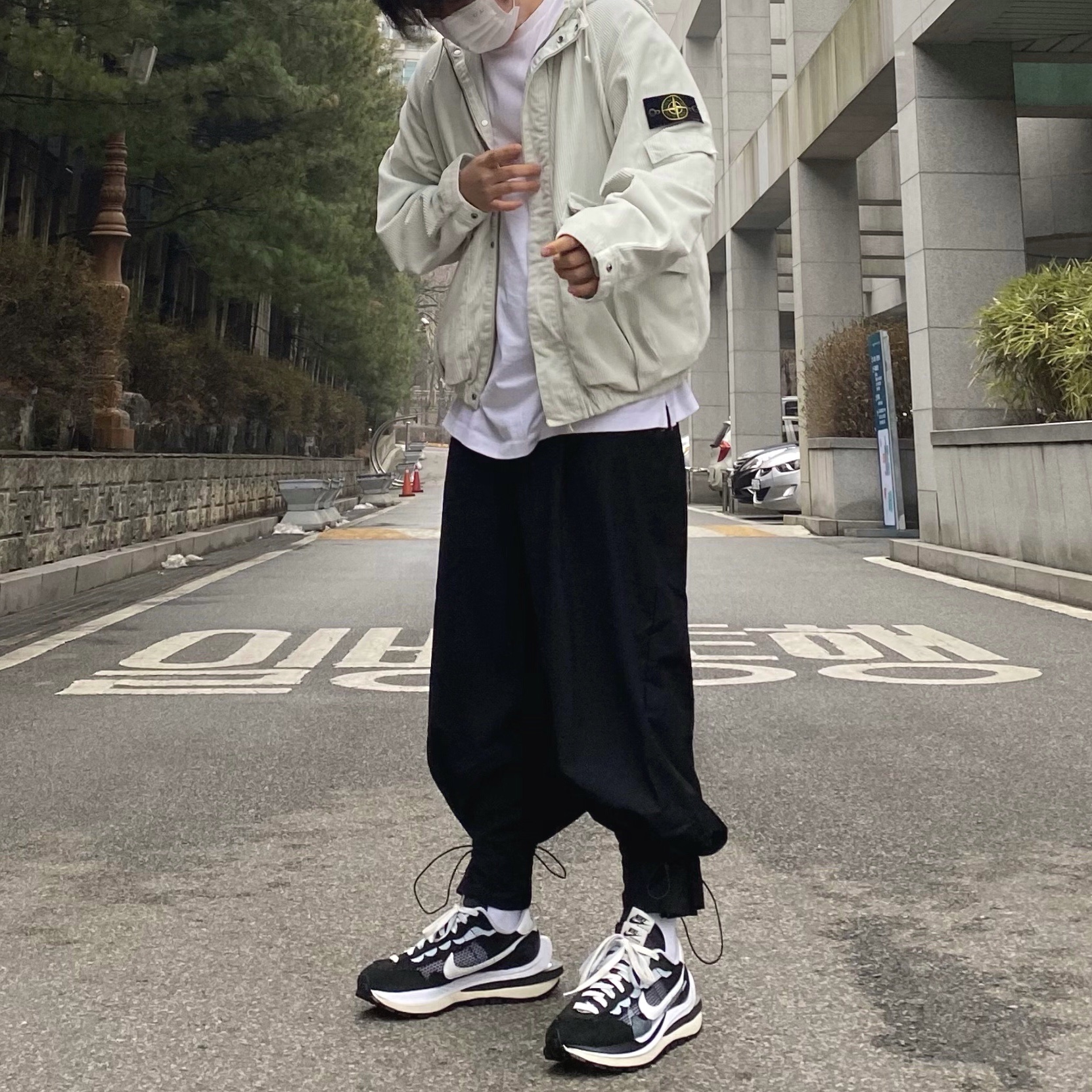 Supreme x Stone Island Corduroy Jacket Stone - 20FW, Nike x Sacai VaporWaffle Black White 착용 스타일 - 1