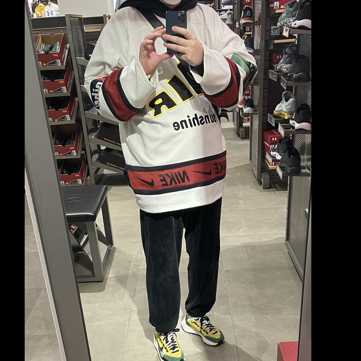 Nike x Sacai VaporWaffle Tour Yellow & Gorge Green Sail, Nike x Cactus Plant Flea Market Hockey Jersey White 착용 스타일