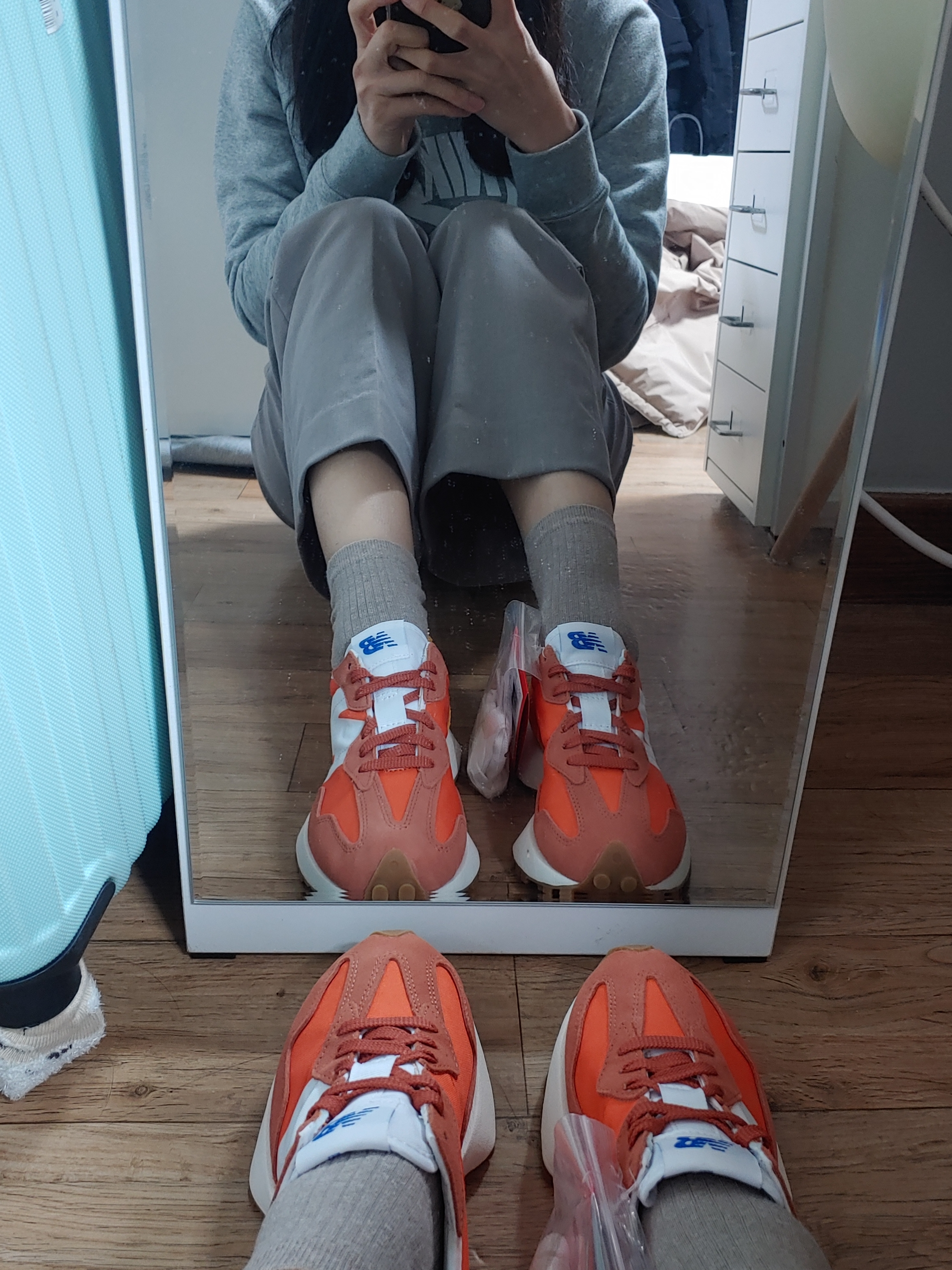 New Balance 327 Orange 착용 스타일