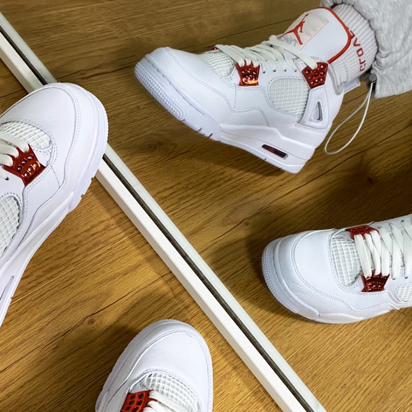 Jordan 4 Retro Orange Metallic 착용 스타일 - 2