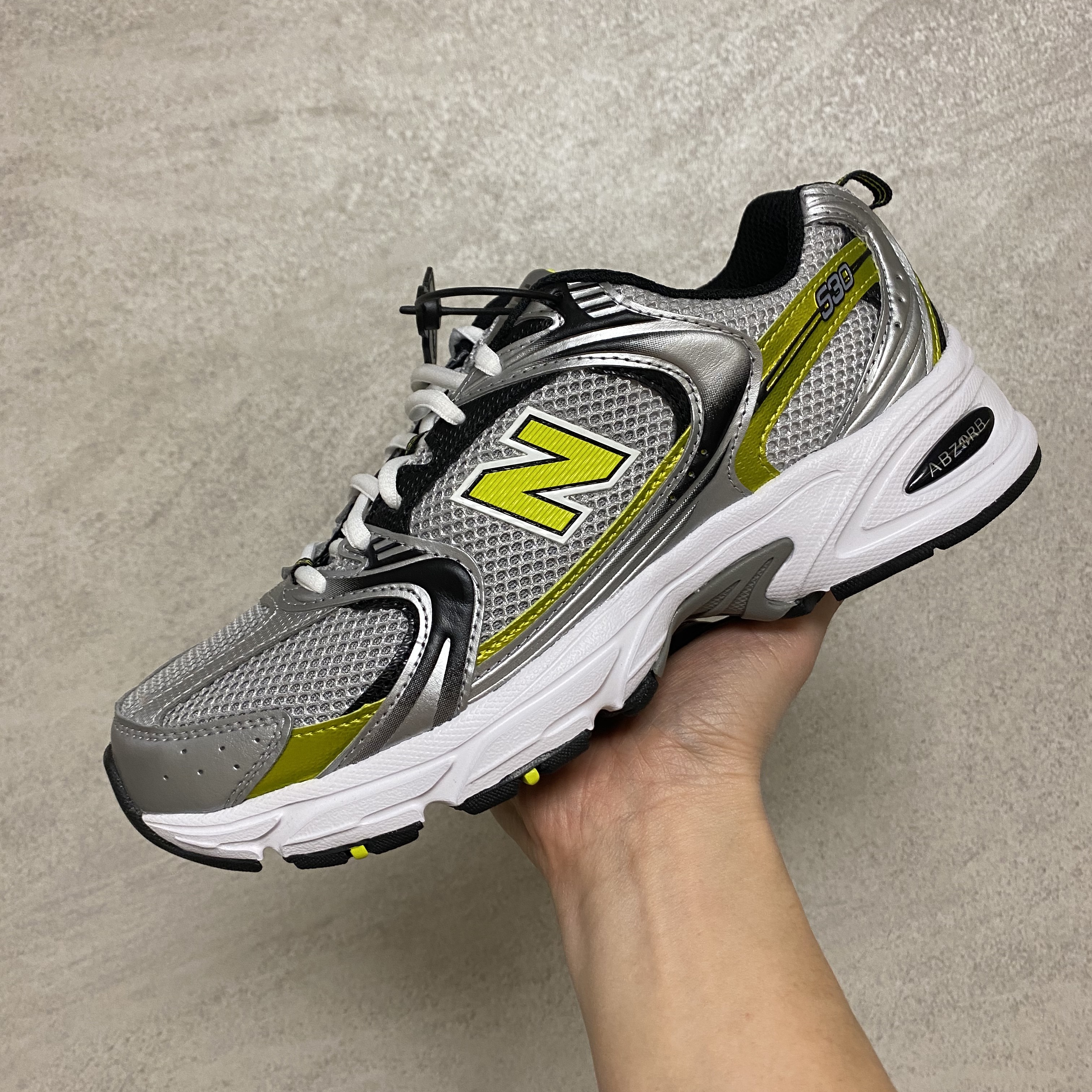 New Balance 530 Silver 착용 스타일 - 1