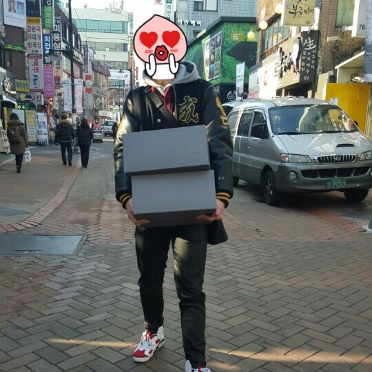 Adidas Yeezy Boost 750 Triple Black, Jordan 6 Retro Carmine 2014 착용 스타일