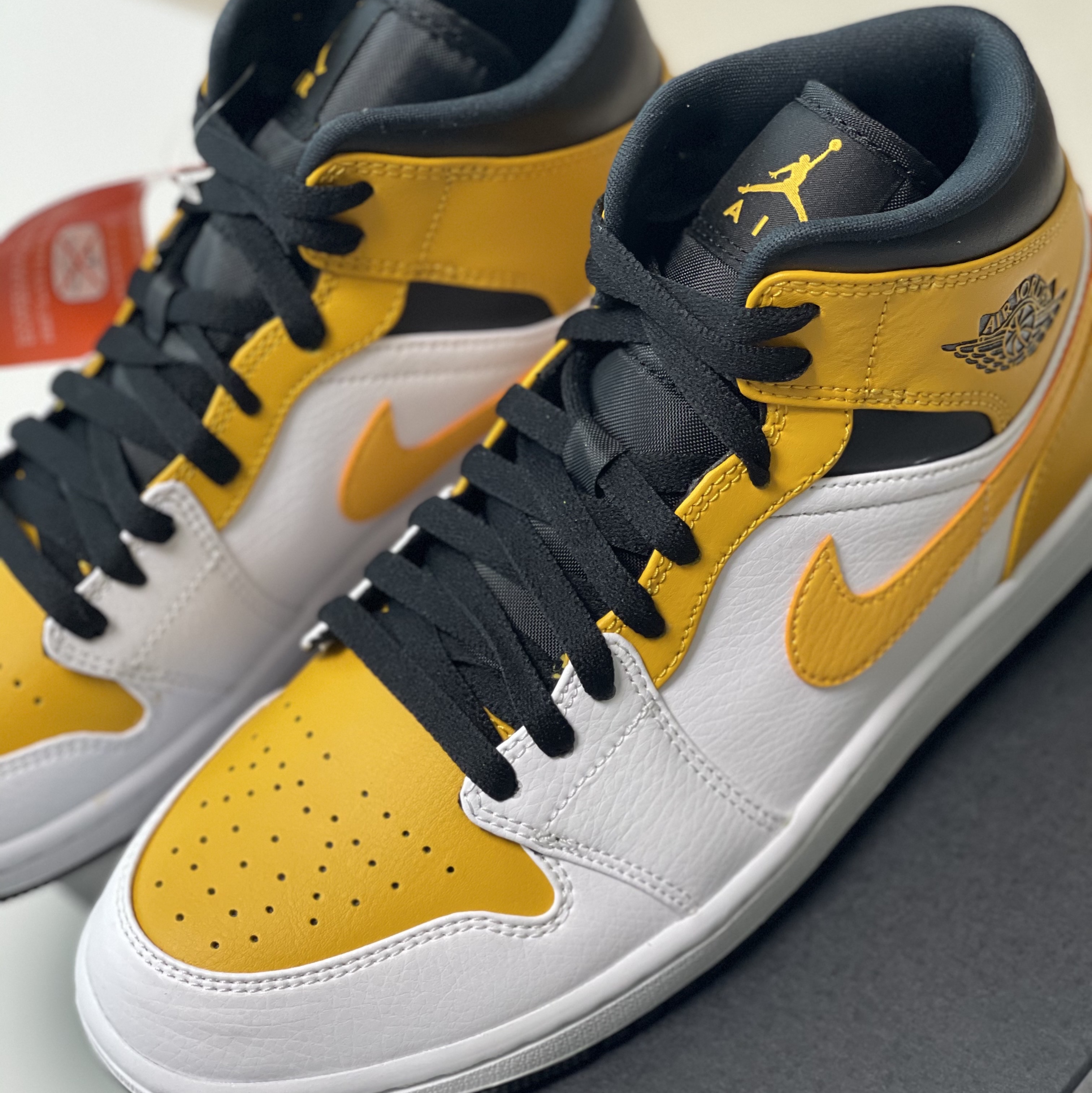 Jordan 1 Mid White University Gold 착용 스타일 - 2