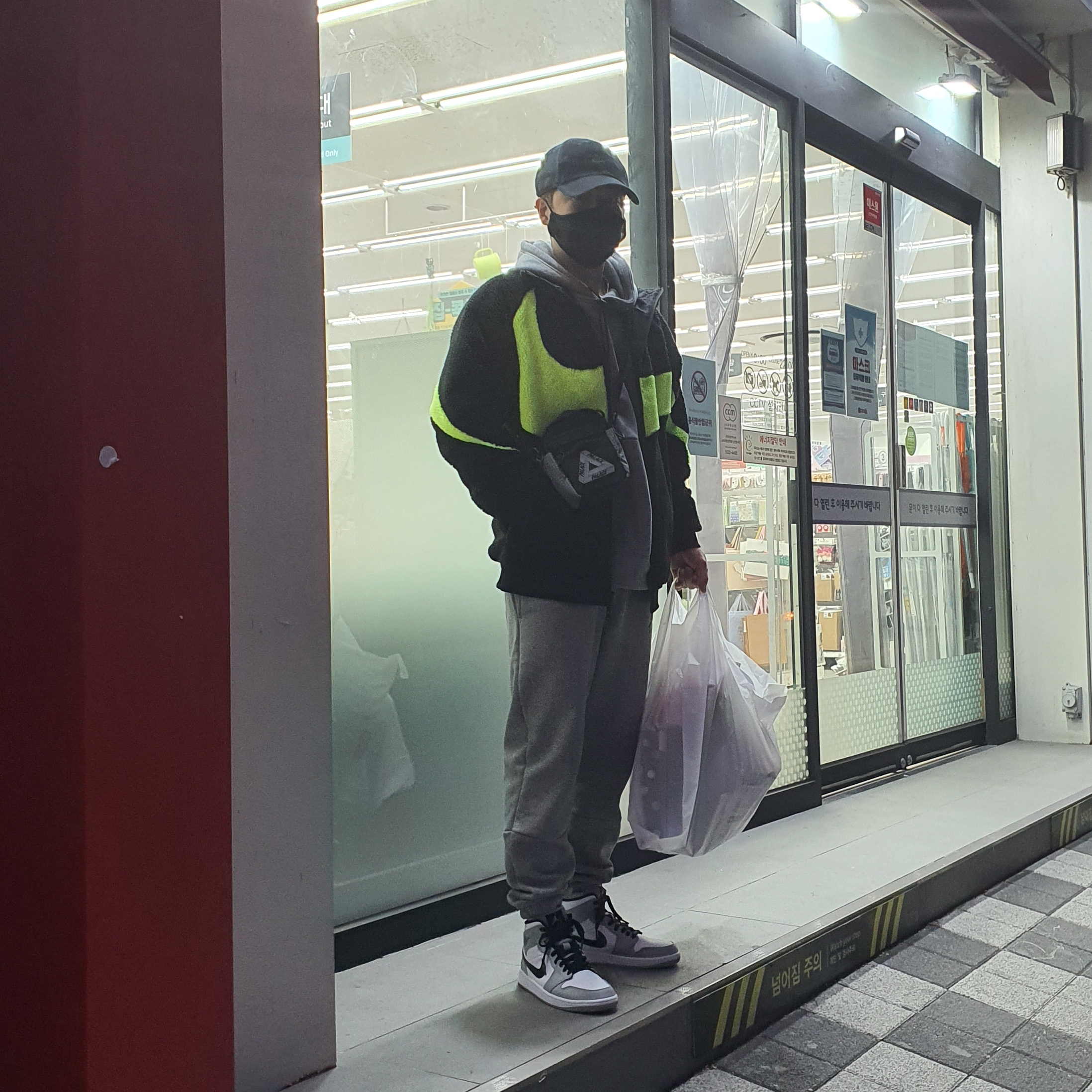 Jordan 1 Mid Light Smoke Grey, Nike Big Swoosh Full Zip Jacket Black Volt 착용 스타일