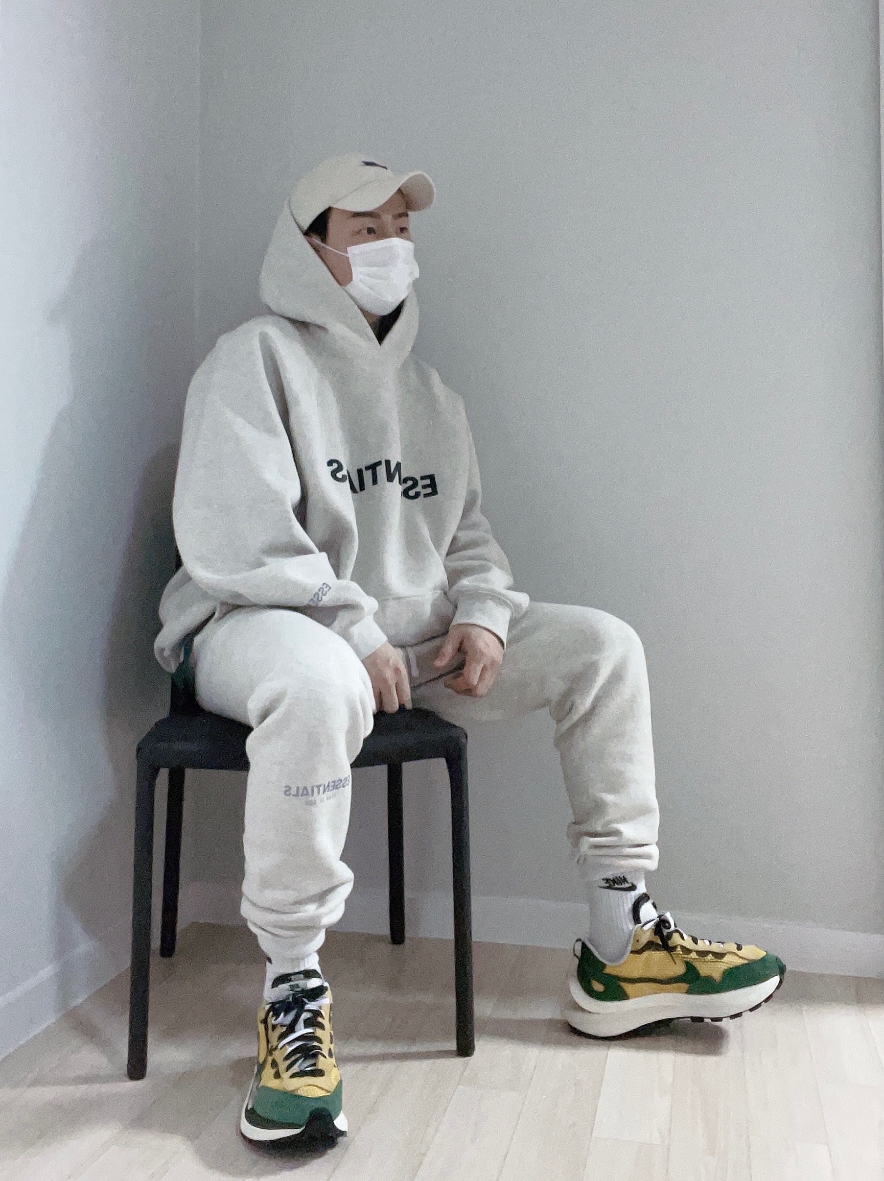 Nike x Sacai VaporWaffle Tour Yellow & Gorge Green Sail, Essentials 3D Silicon Applique Pullover Hoodie Oatmeal/Oatmeal Heather/Light Heather Oatmeal 2020 착용 스타일 - 2