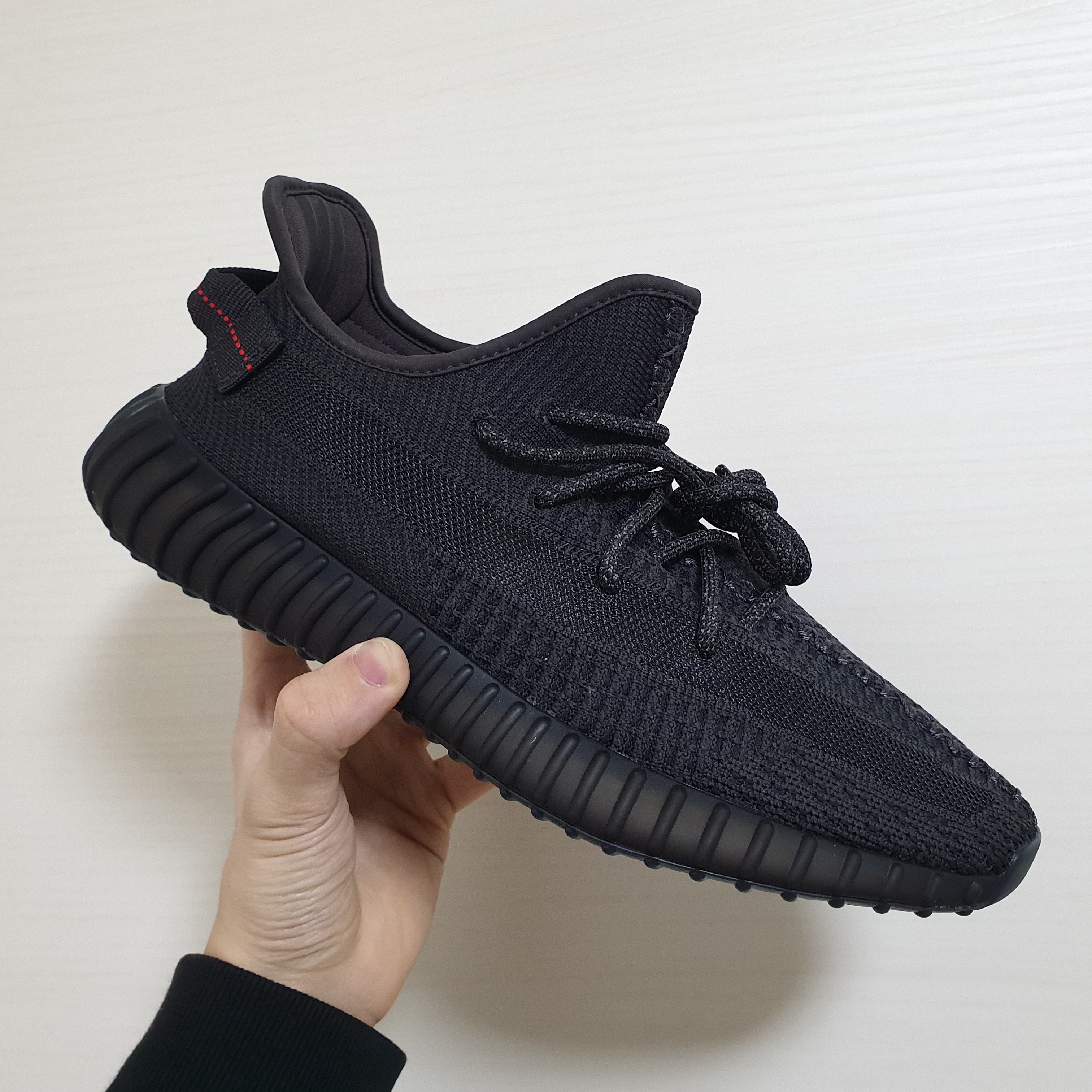 Adidas Yeezy Boost 350 V2 Black - Non-Reflective 착용 스타일