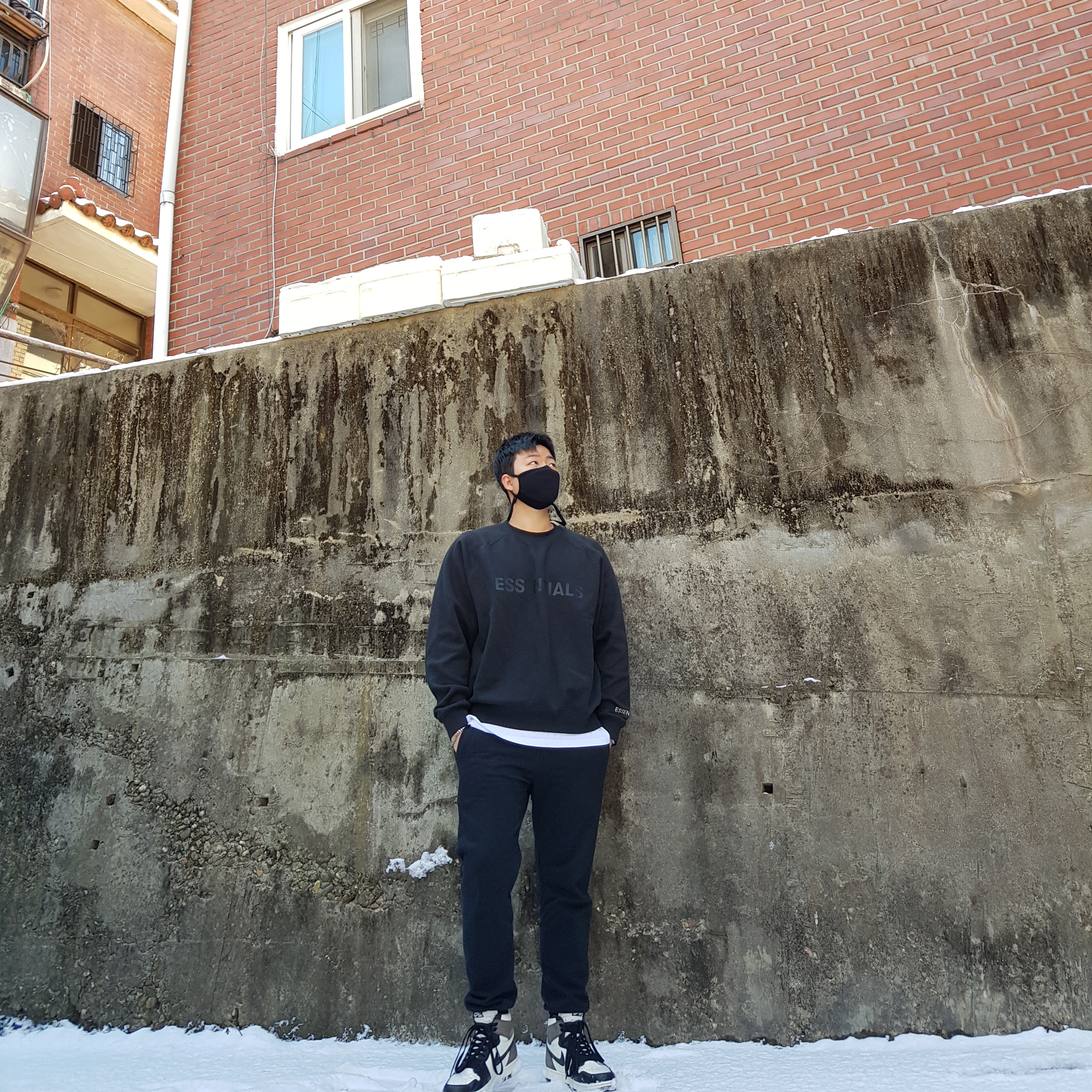 Jordan 1 Retro High OG Black Mocha, Essentials 3D Silicon Applique Crewneck Dark Slate/Black 2020 착용 스타일