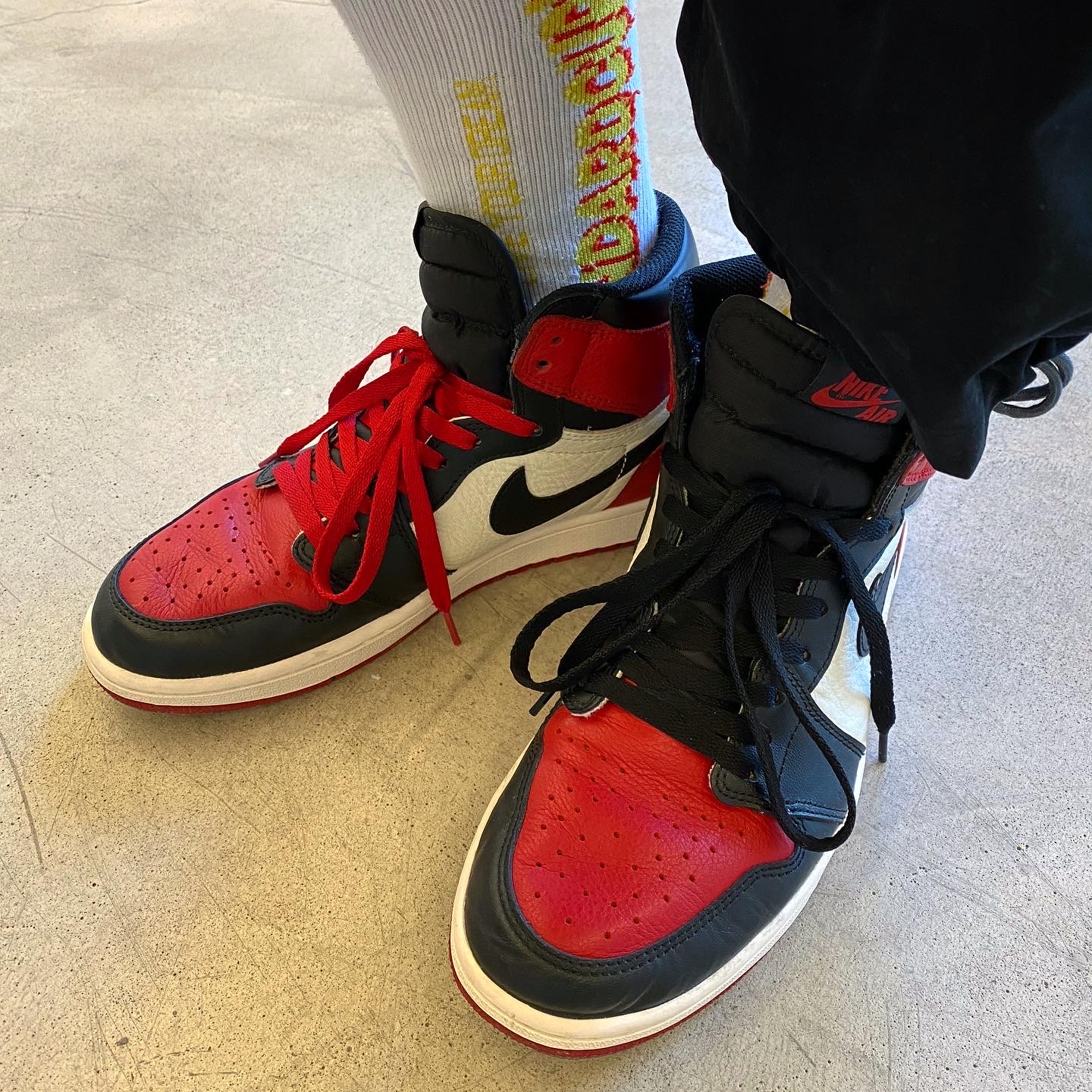 Jordan 1 Retro High OG Bred Toe 착용 스타일 - 4