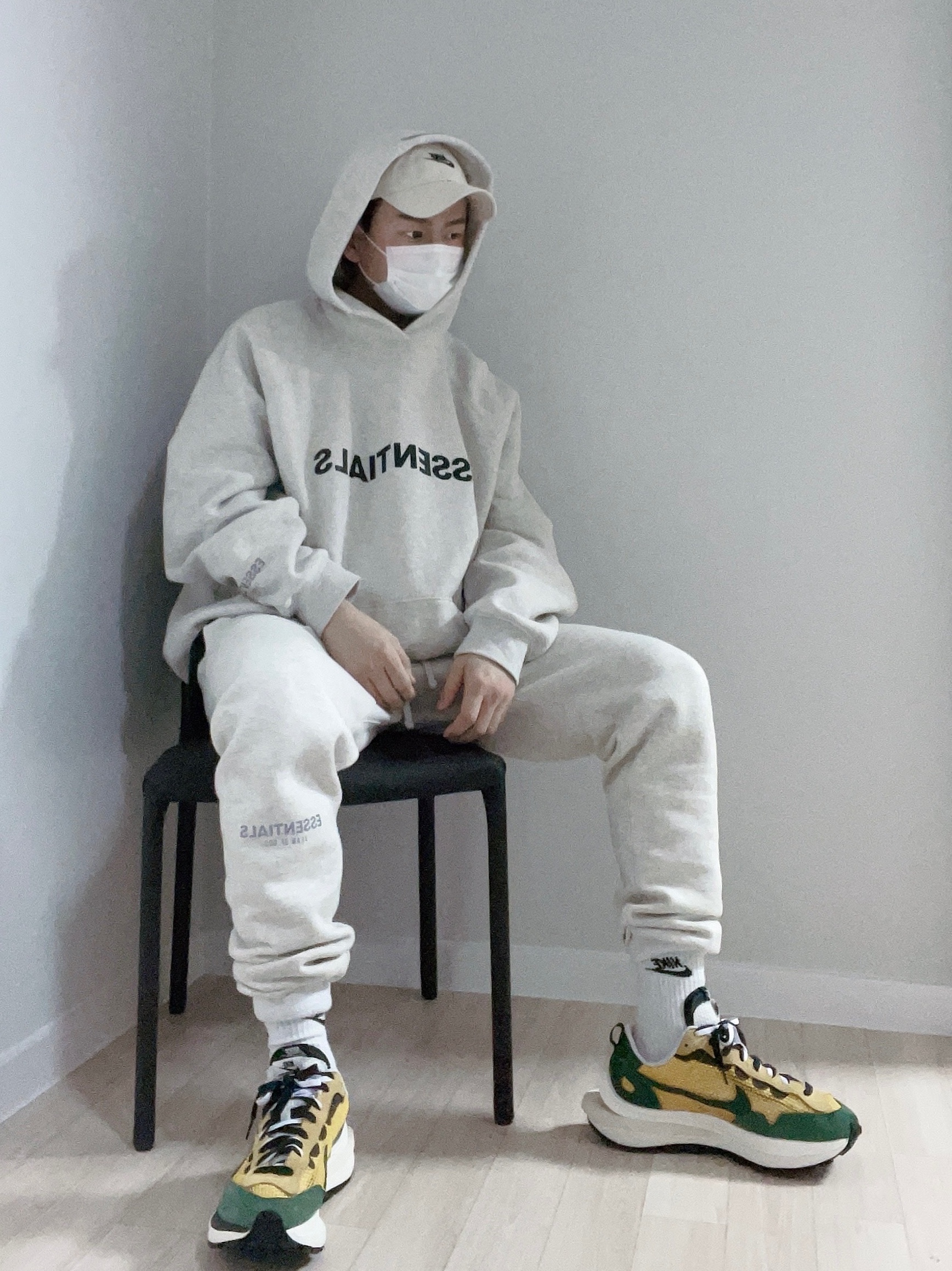 Nike x Sacai VaporWaffle Tour Yellow & Gorge Green Sail, Essentials 3D Silicon Applique Pullover Hoodie Oatmeal/Oatmeal Heather/Light Heather Oatmeal 2020 착용 스타일 - 1