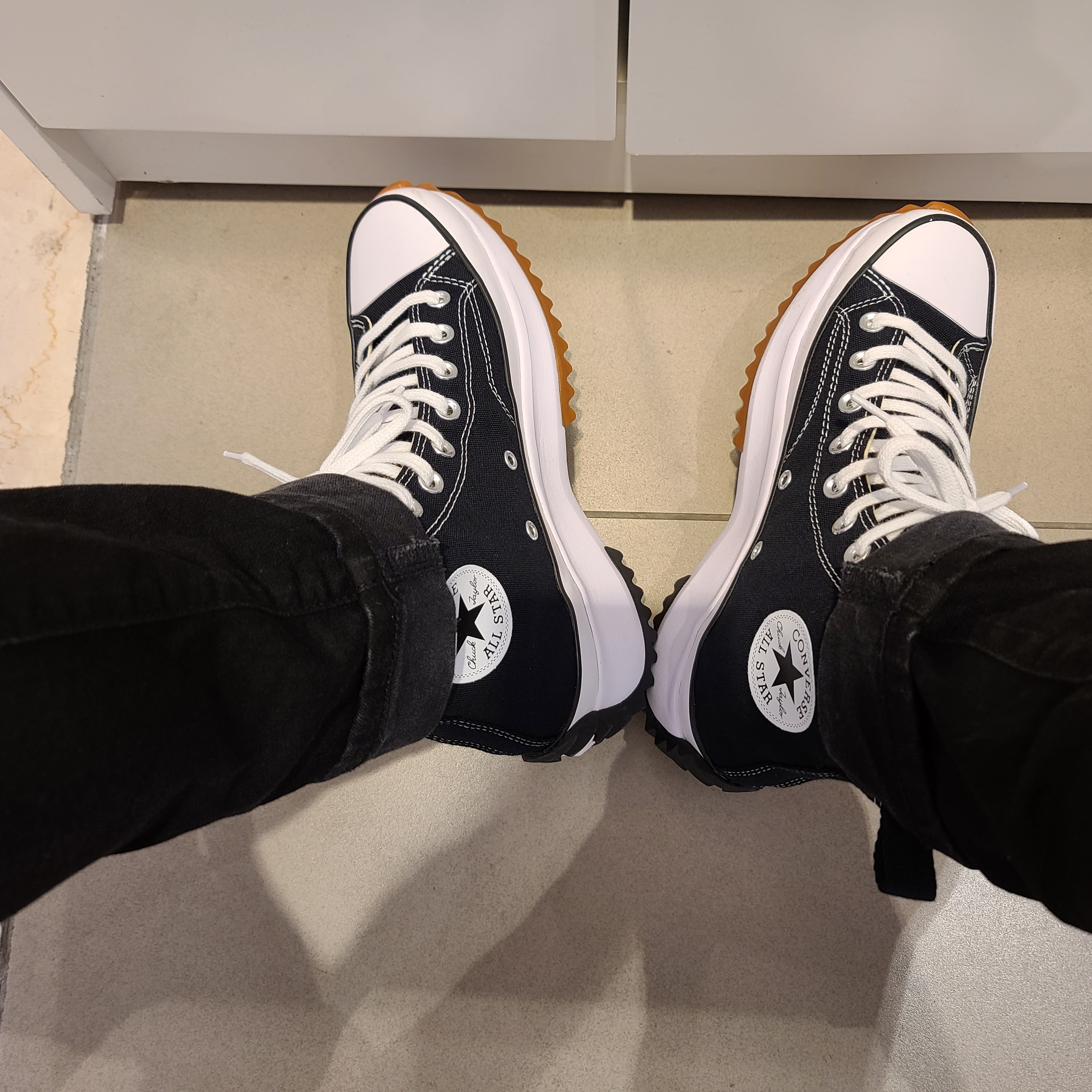 Converse Run Star Hike Hi Black White Gum 착용 스타일