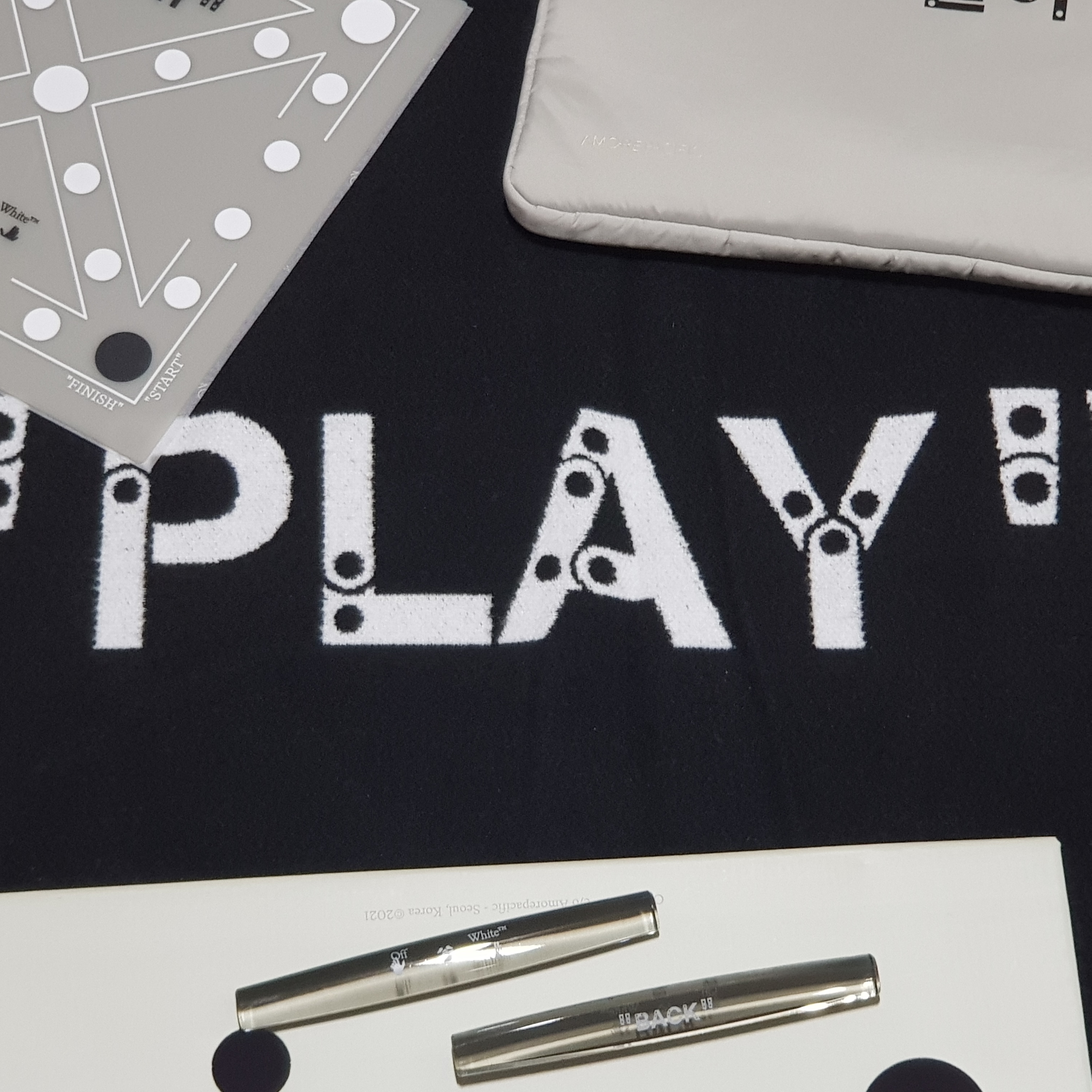 Off-White x Amore Pacific Play Kit 착용 스타일 - 5
