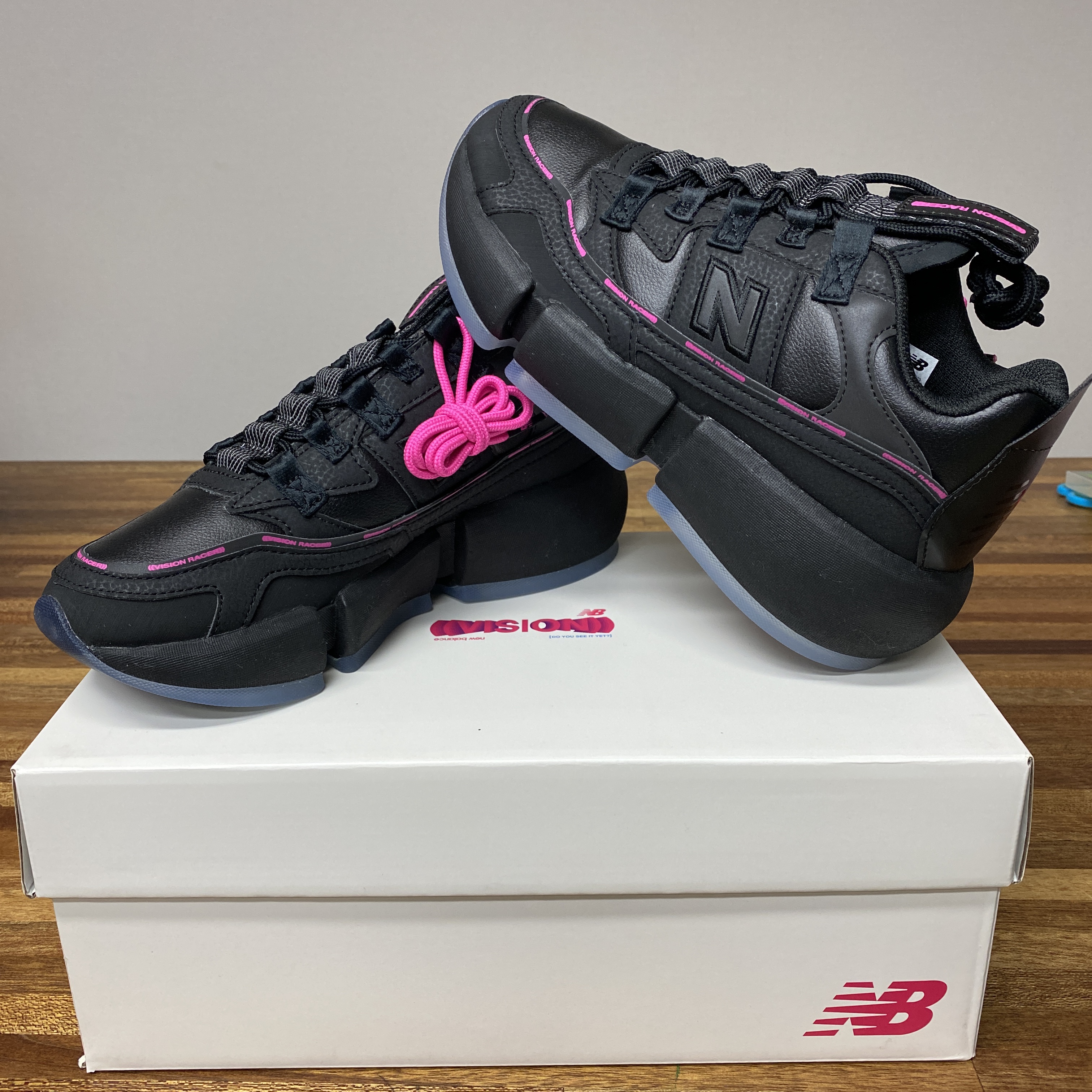New Balance x Jaden Smith Vision Racer Black Pink 착용 스타일 - 1