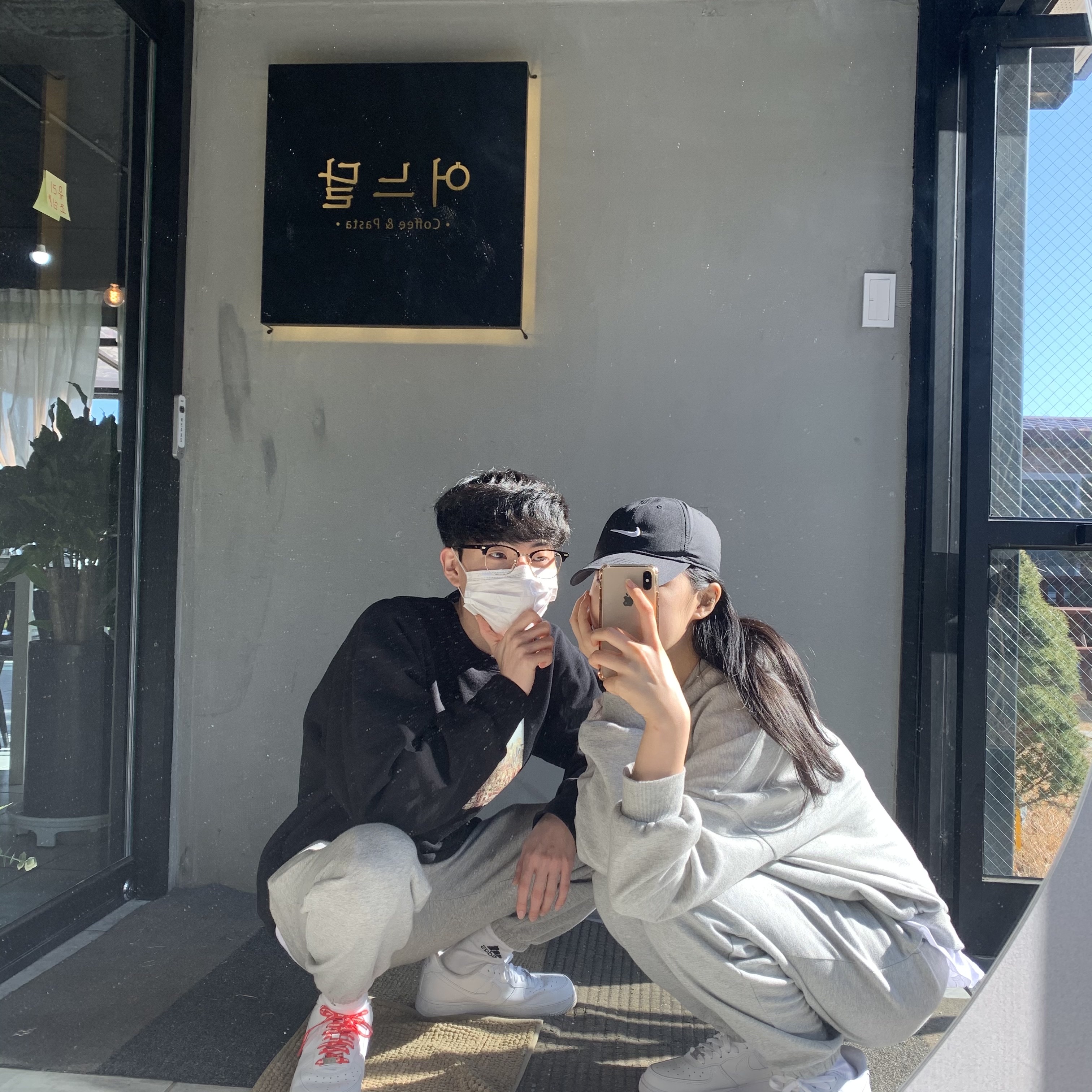 Nike x Supreme Air Force 1 Low White, Supreme Aerial Crewneck Black - 20FW 착용 스타일